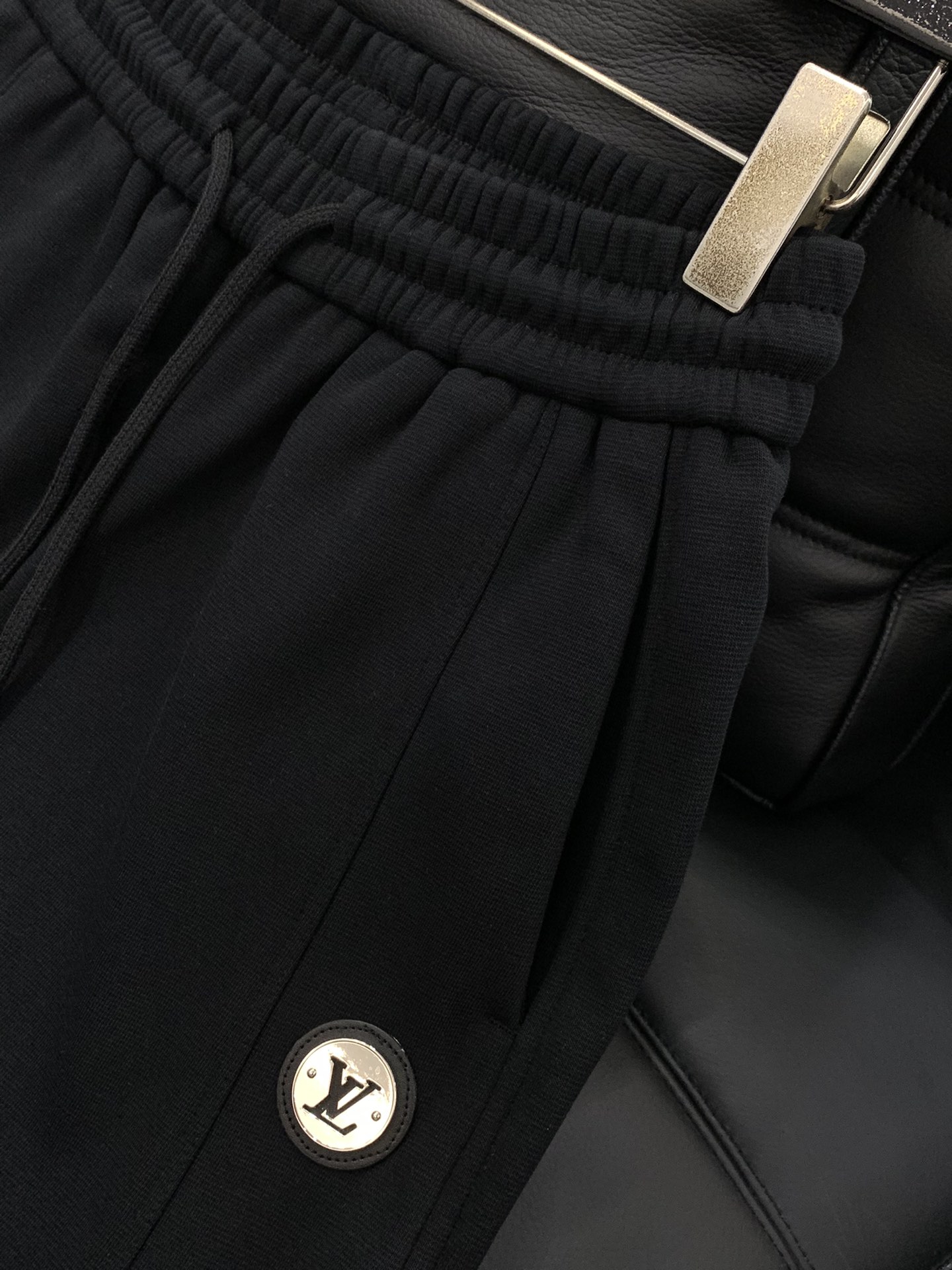 ，LouisVuitton 路易威登，2025冬季最新款，专柜同步有售，原单狠货，时尚➕绒休闲裤，上身很