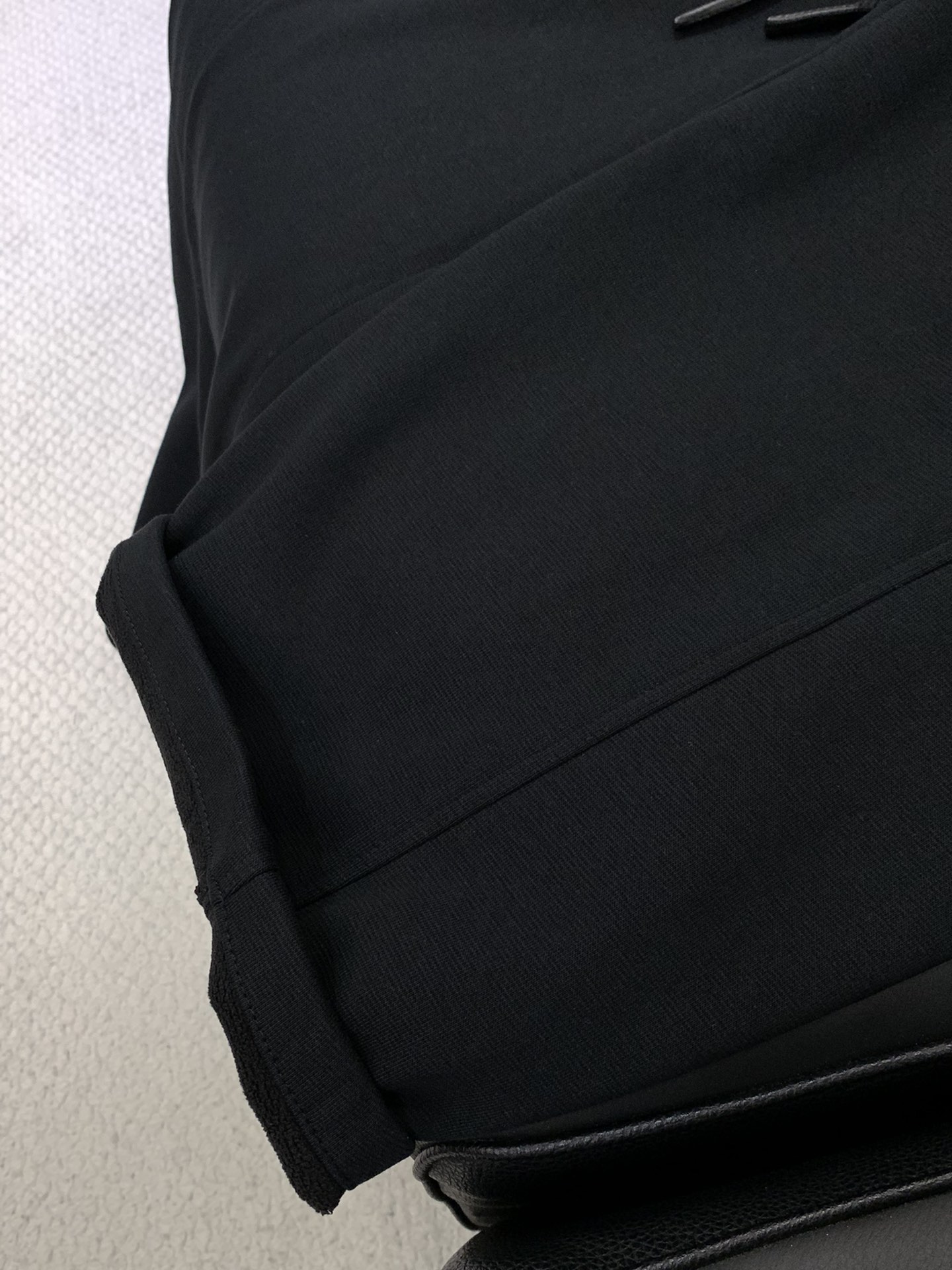 ，LouisVuitton 路易威登，2025冬季最新款，专柜同步有售，原单狠货，时尚➕绒休闲裤，上身很