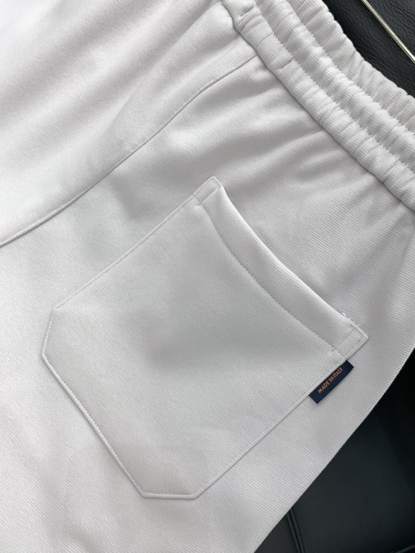 ，LouisVuitton 路易威登，2025冬季最新款，专柜同步有售，原单狠货，时尚➕绒休闲裤，上身很