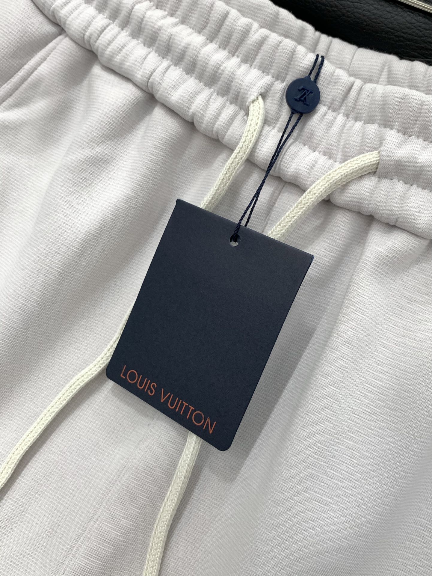 ，LouisVuitton 路易威登，2025冬季最新款，专柜同步有售，原单狠货，时尚➕绒休闲裤，上身很