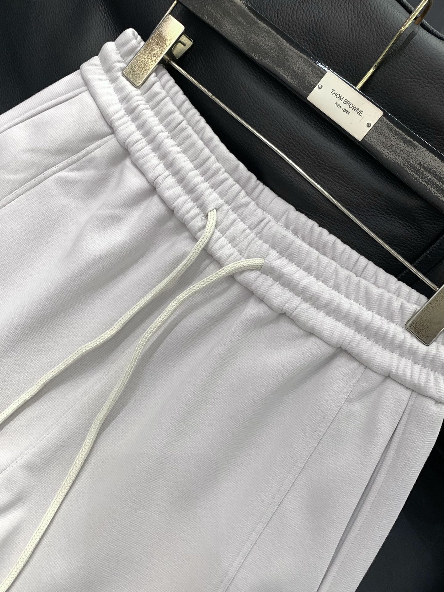 ，LouisVuitton 路易威登，2025冬季最新款，专柜同步有售，原单狠货，时尚➕绒休闲裤，上身很