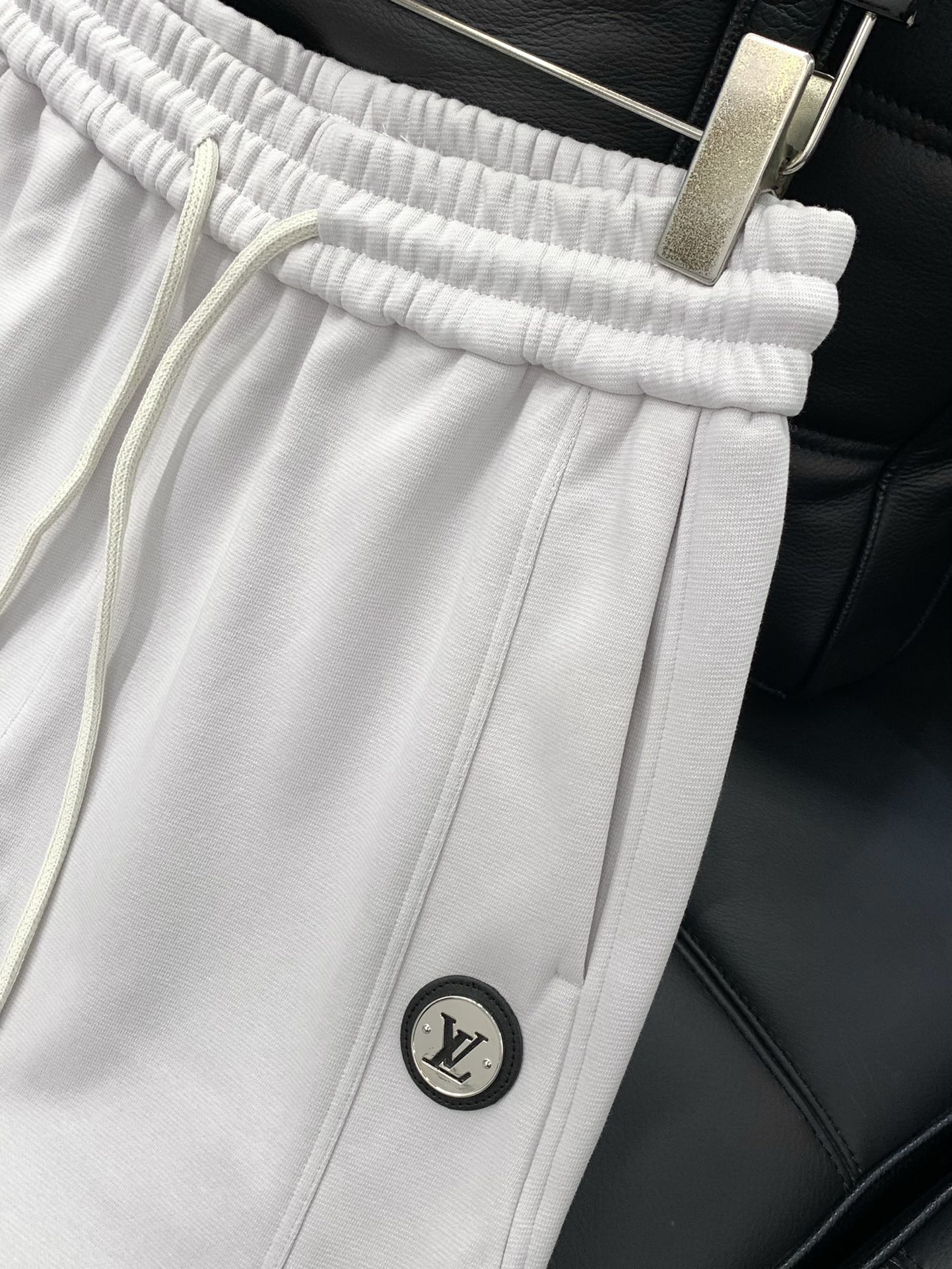 ，LouisVuitton 路易威登，2025冬季最新款，专柜同步有售，原单狠货，时尚➕绒休闲裤，上身很