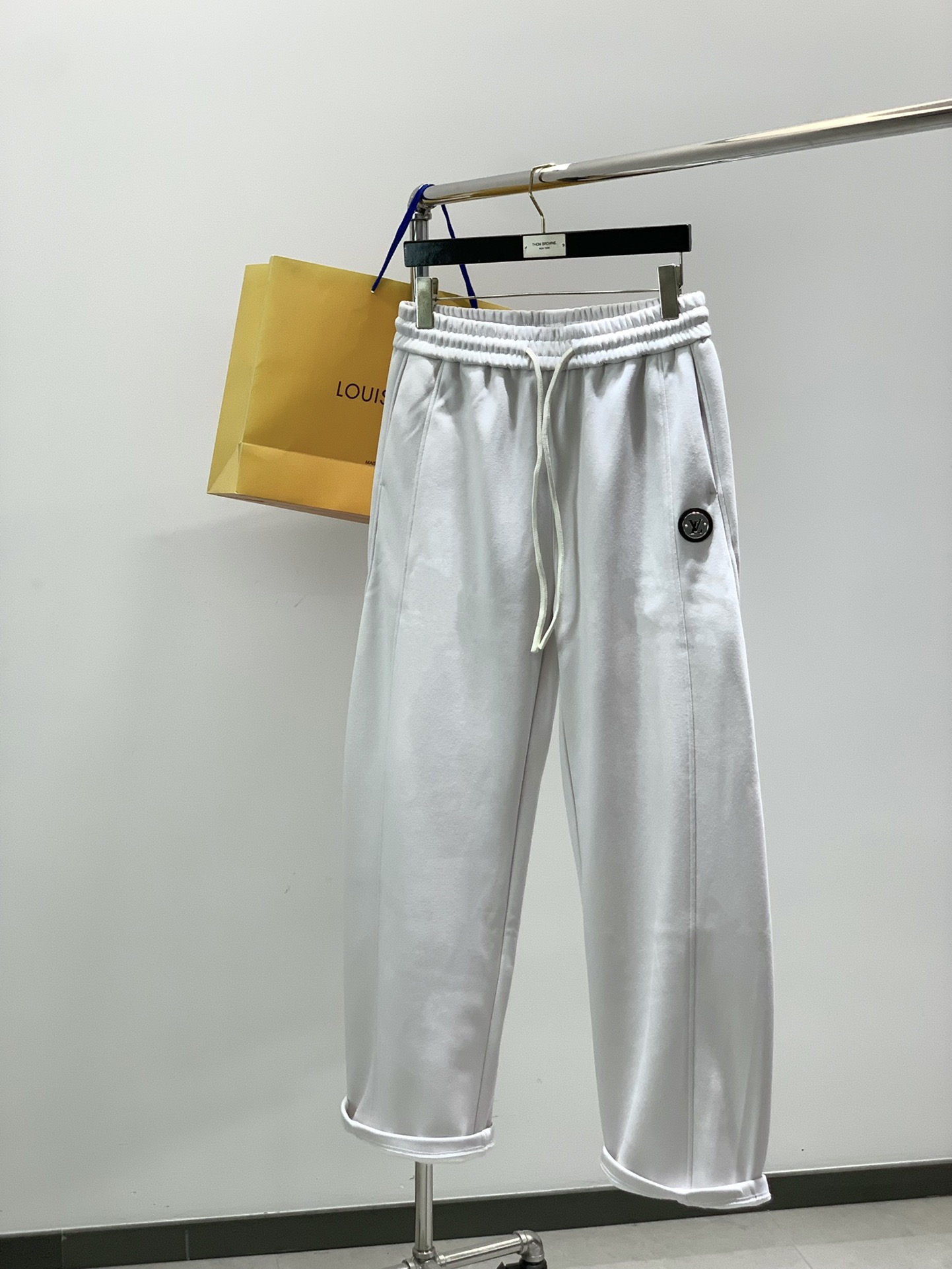 ，LouisVuitton 路易威登，2025冬季最新款，专柜同步有售，原单狠货，时尚➕绒休闲裤，上身很