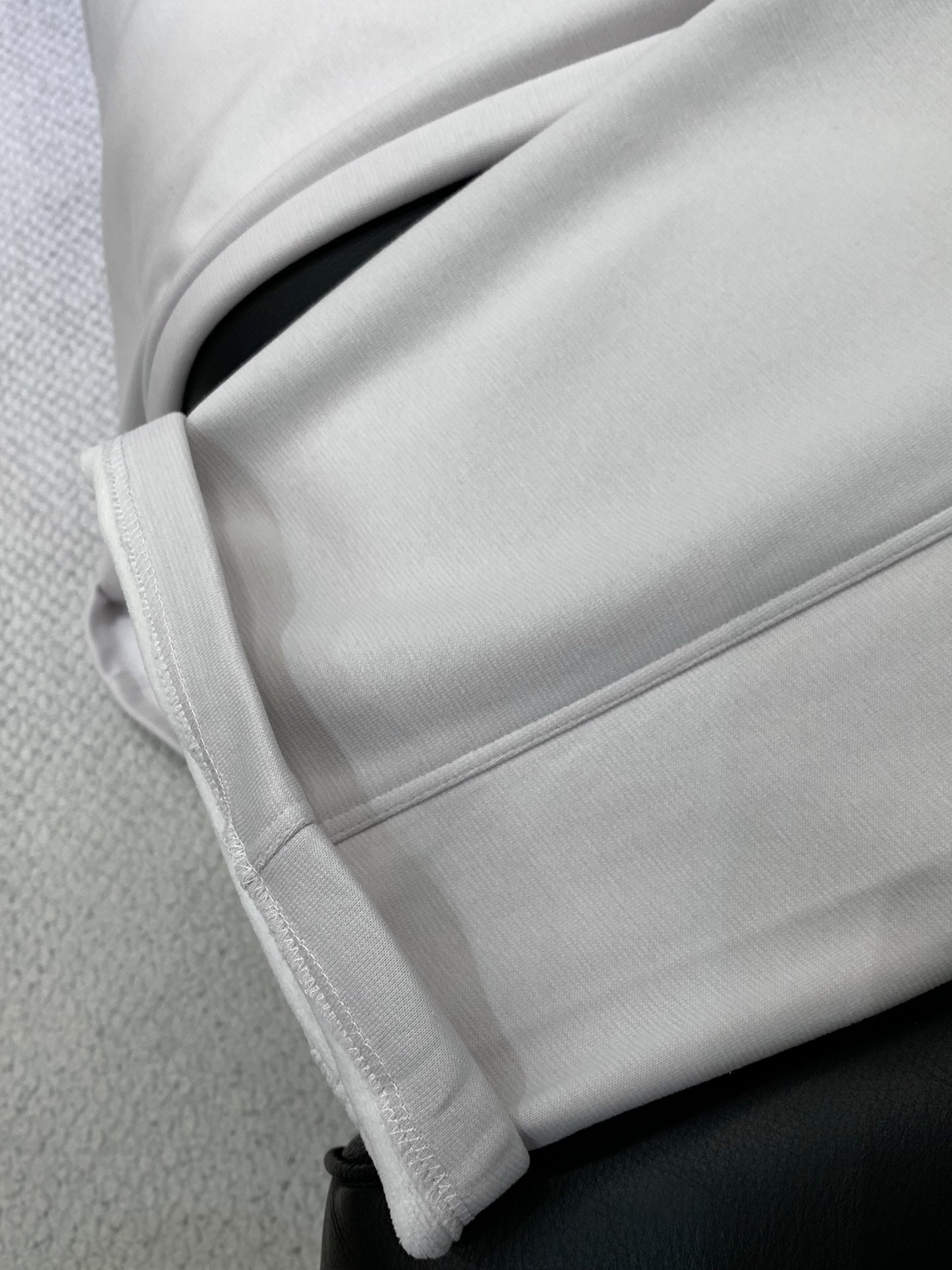 ，LouisVuitton 路易威登，2025冬季最新款，专柜同步有售，原单狠货，时尚➕绒休闲裤，上身很