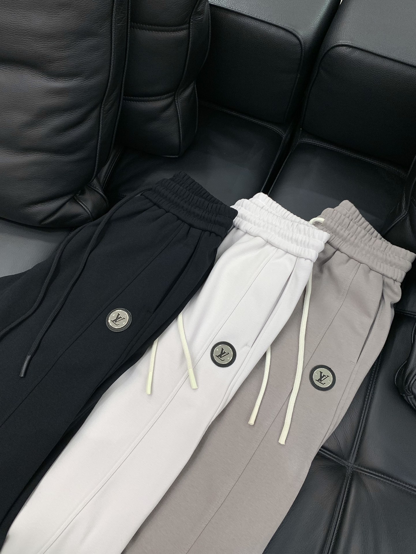 ，LouisVuitton 路易威登，2025冬季最新款，专柜同步有售，原单狠货，时尚➕绒休闲裤，上身很