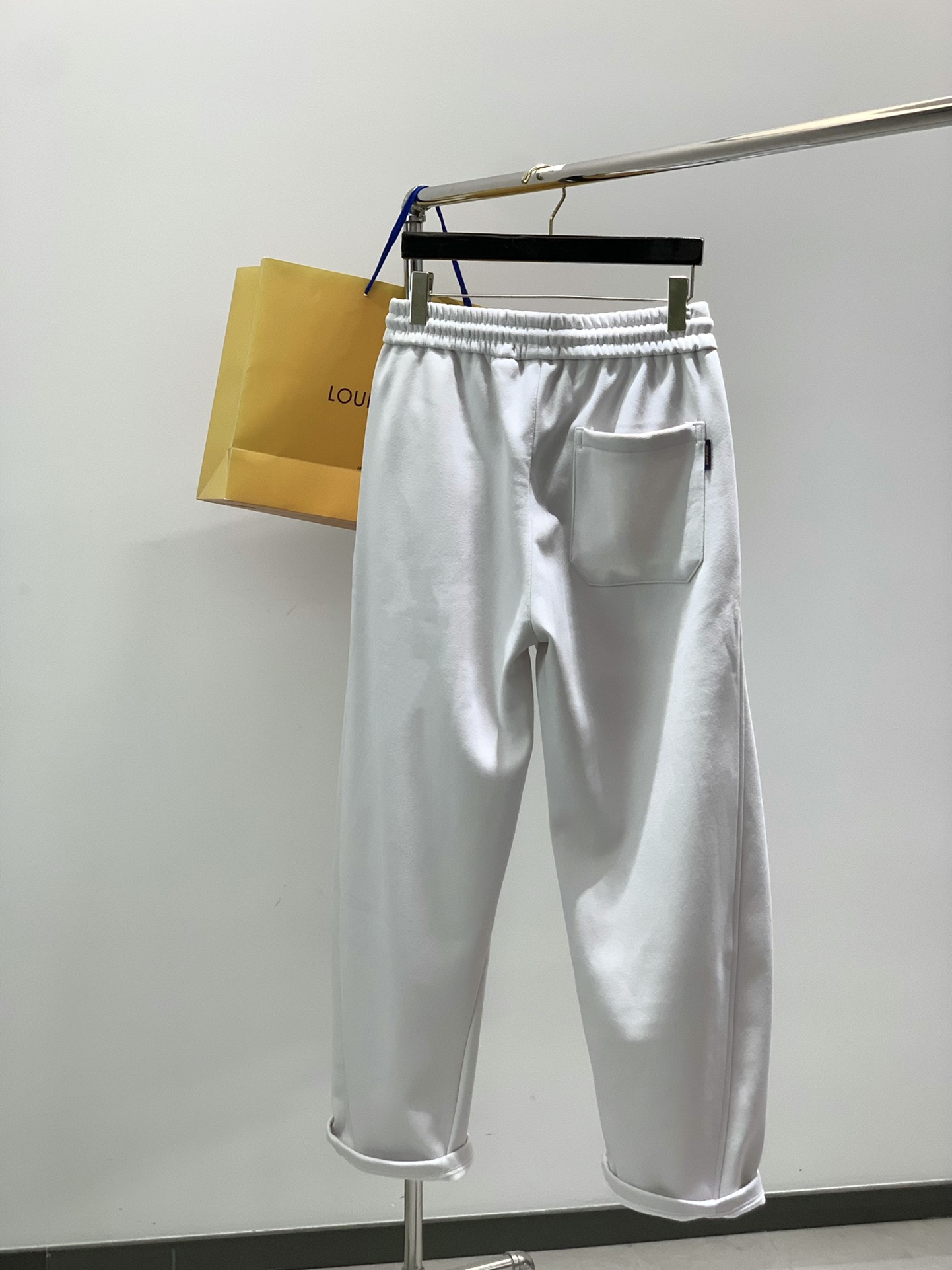 ，LouisVuitton 路易威登，2025冬季最新款，专柜同步有售，原单狠货，时尚➕绒休闲裤，上身很