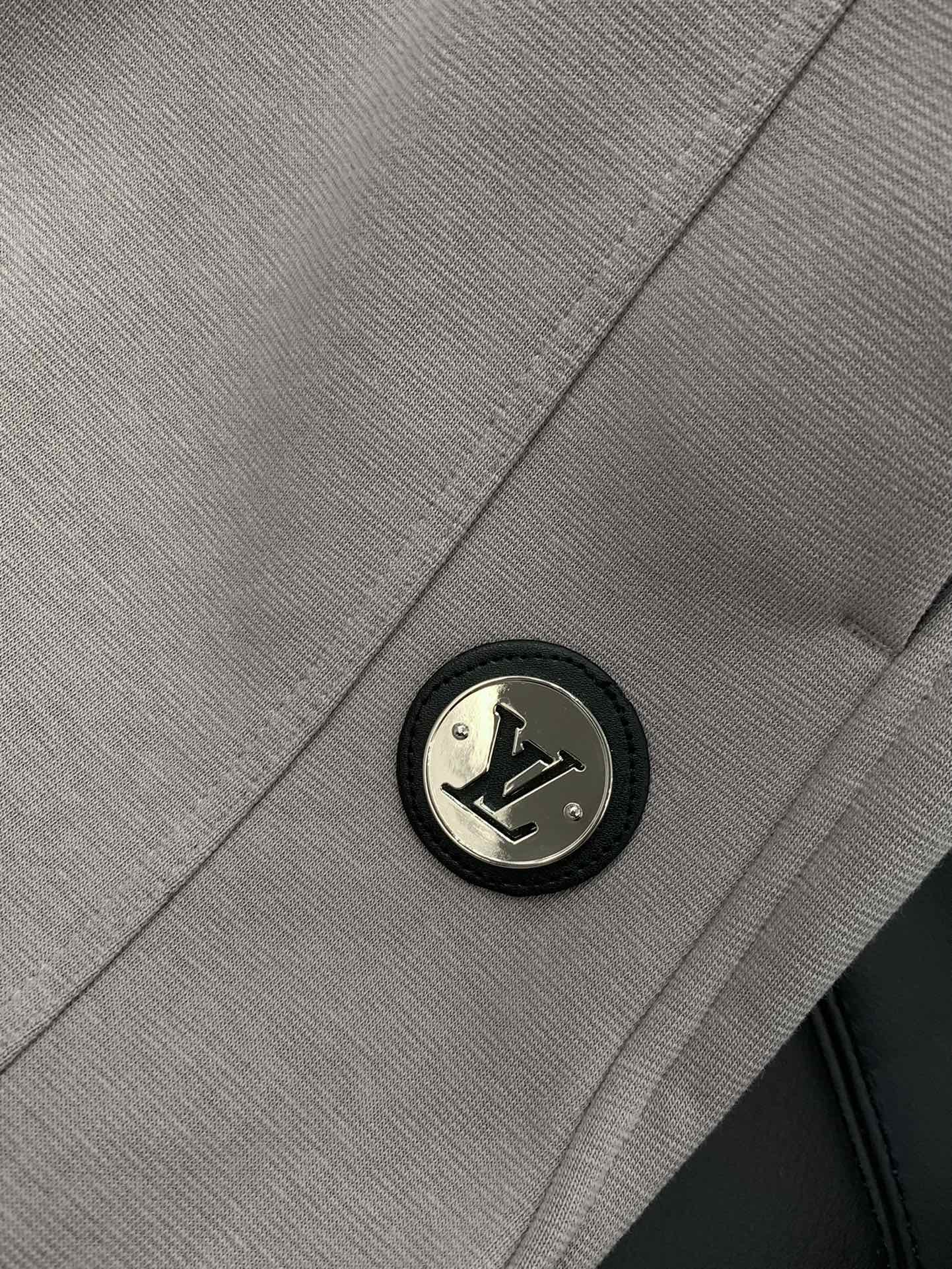 ，LouisVuitton 路易威登，2025冬季最新款，专柜同步有售，原单狠货，时尚➕绒休闲裤，上身很