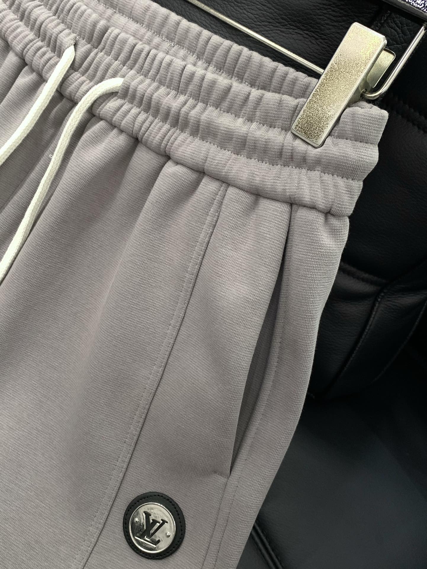 ，LouisVuitton 路易威登，2025冬季最新款，专柜同步有售，原单狠货，时尚➕绒休闲裤，上身很