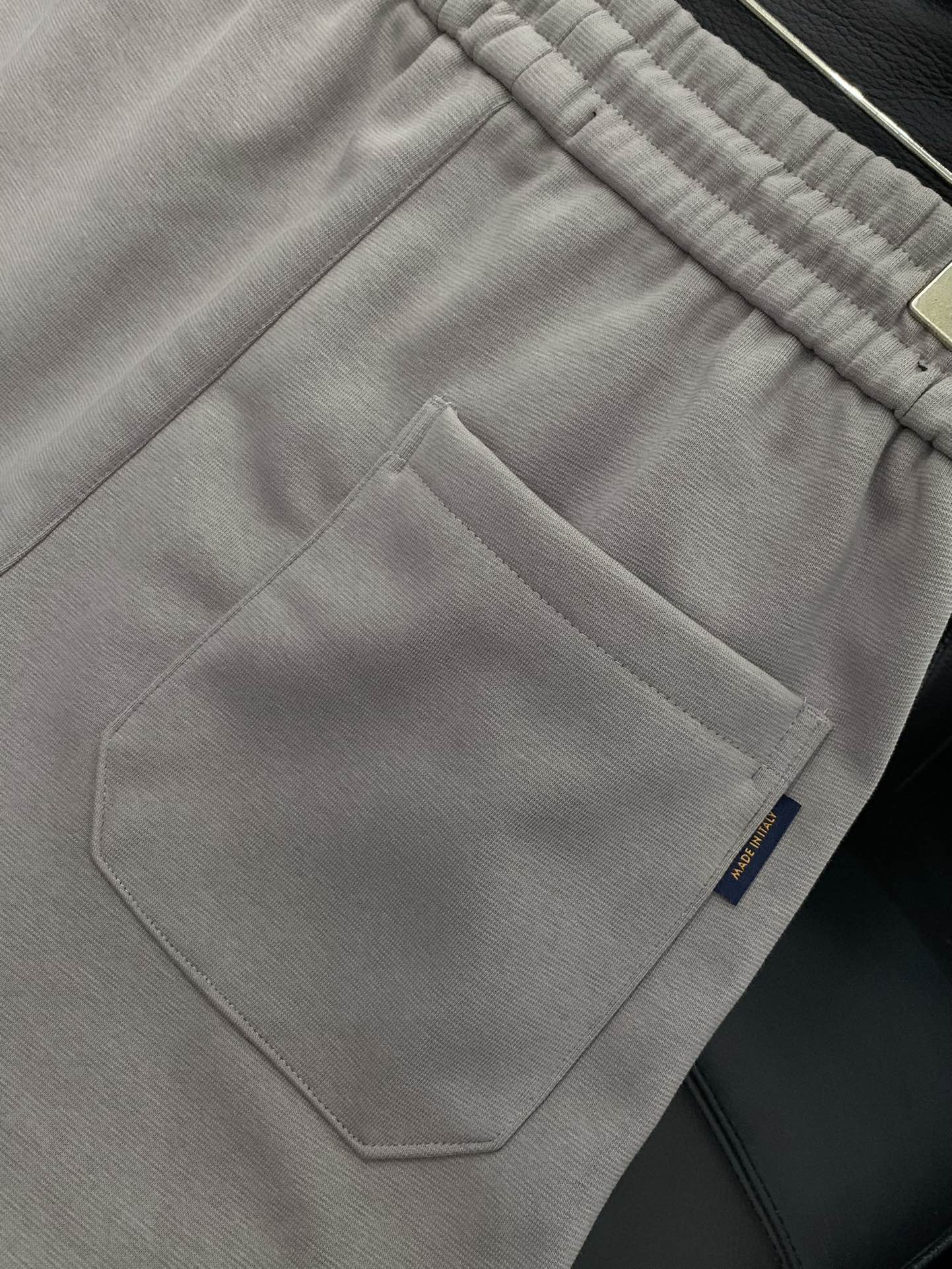 ，LouisVuitton 路易威登，2025冬季最新款，专柜同步有售，原单狠货，时尚➕绒休闲裤，上身很