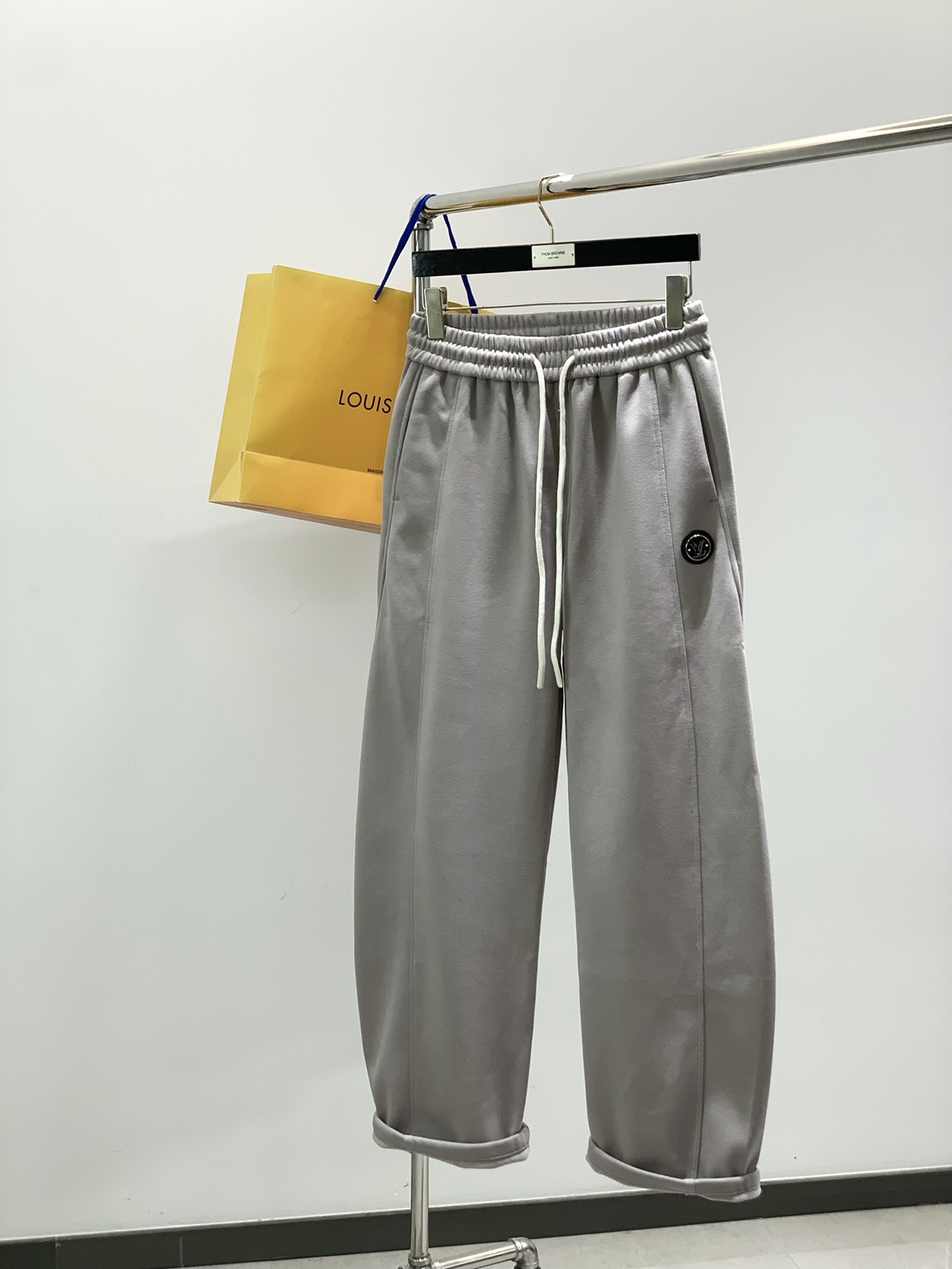 NO:646412,, LouisVuitton Louis Vuitton, the latest winter model, available at counters simultaneously, original order, fashionable velvet casual pants, the upper body is very unique!  Eye-catching and bright, imported original fabrics, top-grade rubber printing process letter pattern decoration Logo, original hardware accessories decoration, simple yet fashionable, classic atmosphere, comfortable and breathable, handsome and stylish upper body, 3 colors recommended, size M-3XL,, louis vuitton, louis vuitton, alexander wang19860909,LouisVuitton 路易威登,冬季最新款,专柜同步有售,原单狠货,时尚绒休闲裤,上身很有特点！吸睛而有亮点,进口原版面料,顶级印胶工艺字母图案装饰Logo,原版五金辅料装饰,简单而不失时尚,经典大气,舒适透气,上身帅气有型,3色推荐,码数M-3XL,,louis vuitton,louis vuitton,alexander wang,Men's clothing