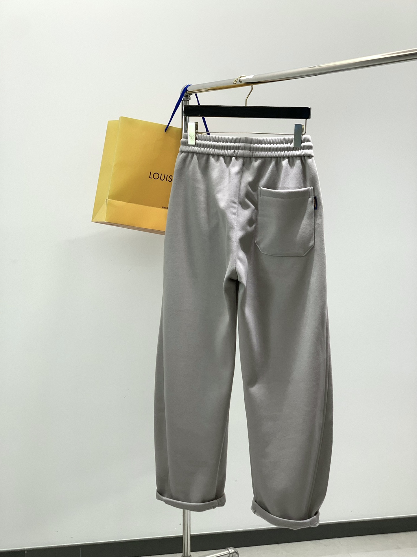 ，LouisVuitton 路易威登，2025冬季最新款，专柜同步有售，原单狠货，时尚➕绒休闲裤，上身很