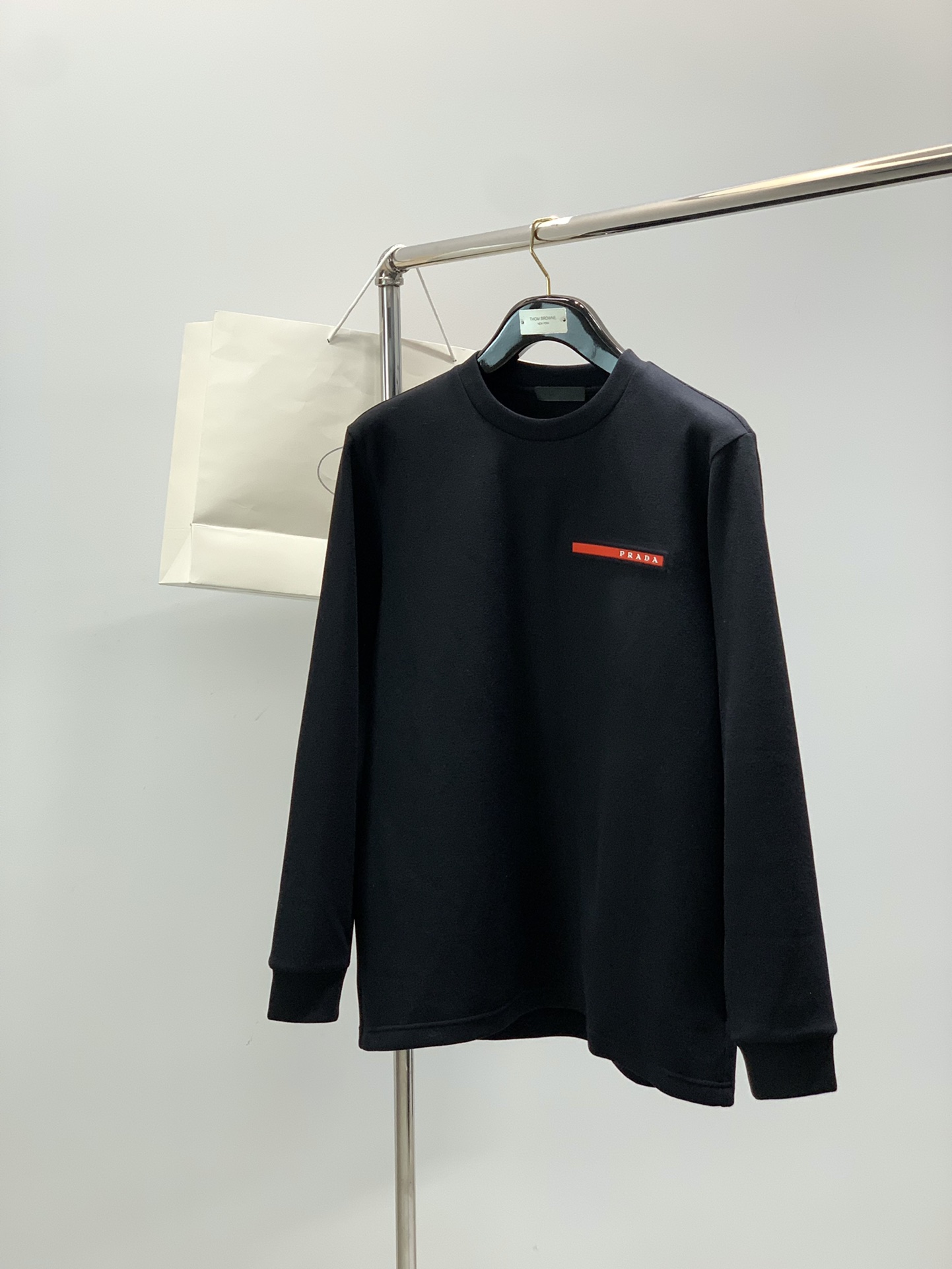 NO:606448,, Prada round neck black sweatshirt. Material: Space velvet. Warm and comfortable. Size M-2XL Size: M L  PS: Avoid violent machine washing, heavy rubbing, long-term soaking, high-temperature drying, prada, hoodie, sweatshirts, alexander wang19860909,普拉达圆领黑色卫衣 材质 太空绒 保暖 舒适 尺码M-2XL 尺码:M L XLXXL 衣长:7071 7274 胸围:109110 114118 肩宽:44 4546 47 (手工测量会有±1公分误差,属于正常现象) PS:忌暴力机洗,重度揉搓,长时间浸泡,高温烘干,,prada,hoodie,sweatshirts,alexander wang,Men's clothing