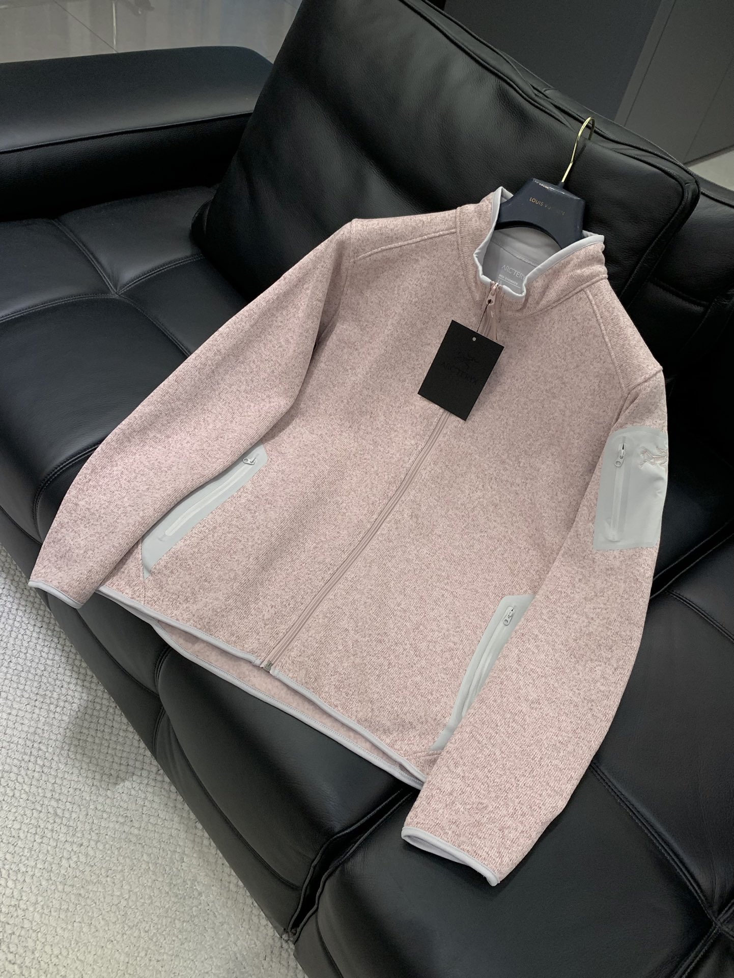 ，始祖鸟秋冬COVERT玛卡龙配色刺绣版本ARC’TERYX系列立领开衫轻量抓绒外套，针织衫毛衣夹克外套