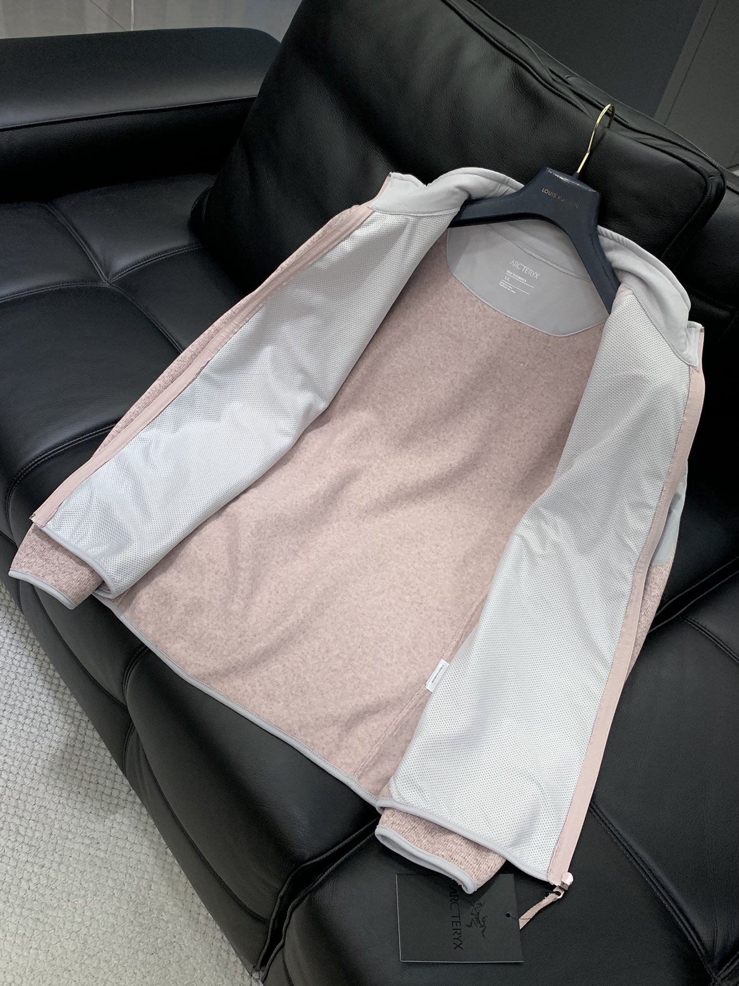 ，始祖鸟秋冬COVERT玛卡龙配色刺绣版本ARC’TERYX系列立领开衫轻量抓绒外套，针织衫毛衣夹克外套