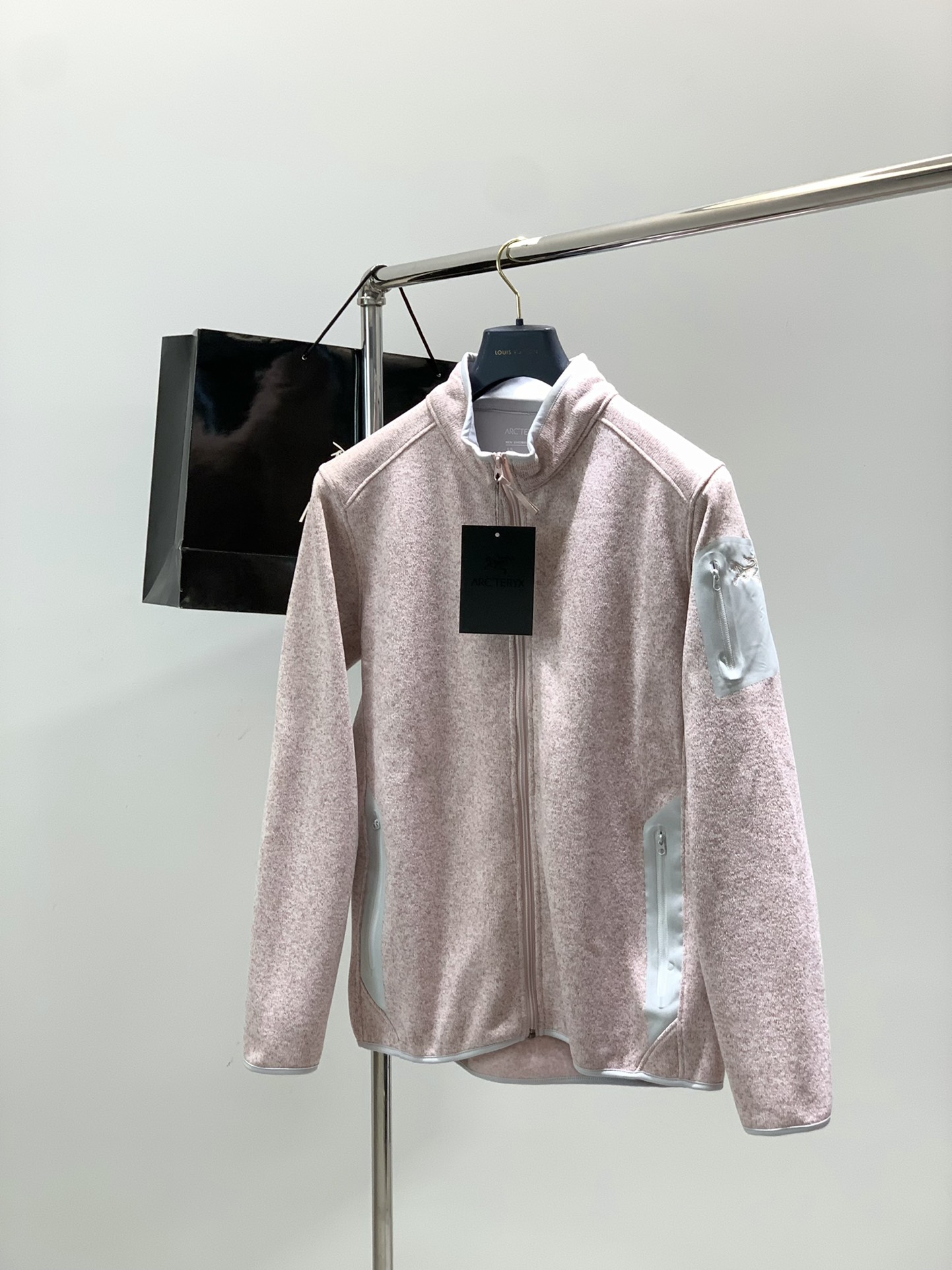 NO:613359,, Archaeopteryx autumn and winter COVERT macaron color embroidered version ARC’TERYX series stand-up collar cardigan lightweight fleece jacket, sweater jacket, sweater jacket. Very suitable for outdoor hiking or sports and leisure in autumn and winter, a must-have for daily travel!  From M1LLS, the No. 1 company in the fleece industry, the military-grade finely knitted double-knitted fleece fabric has an ultra-high warmth-to-weight ratio and is warmer than wool and cashmere. It can keep you warm even in some harsh and cold outdoor environments. It has excellent breathability and moisture absorption properties, helping you feel better dry and comfortable in various environments or sports conditions. It has multiple functions, moisture wicking, breathability and quick-drying, heat accumulation and warmth. It can be used as an all-weather thermal layer, and can also be layered, worn alone or worn outside.  It is a hollow thermal layer structure, so it is lighter and warmer than conventional fleece. It is impeccable in all aspects. These cannot be replaced by other fabrics!  It also feels very soft, fluffy and gentle, with rich and fine fleece treatment inside, which is very skin-friendly and comfortable even if it is close to the body. It has large elastic stretch on all four sides, making the upper body very comfortable and not tight, and can be easily controlled in various sports. The exquisite 3D cutting gives the clothes a Marubi fit, and a more comfortable internal space allows you to be flexible in various stretching activities, and also makes the wearing effect more excellent and crisp.  The gusseted armpit design ensures freedom of movement, and the laminated pockets are convenient for accessing essentials. It has efficient warmth and a better feel. Cutting: Standard style, spliced tailoring, free movement. The three-dimensional silicone pockets on the side of the arms, with zippered sleeve pockets, classic and fashionable. The laminated hand pockets with adhesive zippers, the full coverage hood, are comfortable and fit, adding warmth. Incorporate high-tech outdoor functions, comfort and durability!  Color Atomic Gray/Pink/Taro/Potato Light Pink Size!  S-XL S Length 65 Bust 104 Shoulder Width 43 Recommended 90-110 catties M Length 67 Bust 108 Shoulder Width 44 Recommended 110-120 L Length 69 Bust 112 Shoulder Width 45 Recommended 125-140 XL Length 71 Bust 116 Shoulder Width 46  Recommended around 145-160,arc'teryx,jackets & coats,jackets & coats,sweaters,hats,alexander wang19860909,始祖鸟秋冬COVERT玛卡龙配色刺绣版本ARC’TERYX系列立领开衫轻量抓绒外套,针织衫毛衣夹克外套. 秋冬季户外徒步或运动休闲时穿着非常得体日常出行必备！来自抓绒界NO1的M1LLS公司,军工级的精编双针织抓绒面料,有着超高的暖重比,比羊毛羊绒更暖,即使在户外一些恶劣严寒环境下也能保持温暖出色的透气和吸湿性能,帮助您在各种环境或者运动状态下都能给你更好干爽体感功能多样,吸湿排汗,透气快干,聚热保暖可作为全天候的保暖层,也可以叠穿、单穿或者外搭穿着. 它是一种中空的保暖层结构,所以要比常规的抓绒更轻更保暖,各方面都无懈可击,这些都不是其他面料能够取代的！手感也十分的柔软、蓬松,温和,内里丰盈细密的抓绒处理,就算贴身也很亲肤舒适 四面大弹力拉伸,上身非常舒适不紧绷,各种运动也可轻松驾驭 考究的3D立体裁剪,让衣服具备丸美的合身性,和更舒适的内部空间让你各种伸展活动都能灵活自如,也让穿着效果更加优秀和挺括 腋下插角布设计保证活动自如,压胶口袋方便取放必需品. 具有高效的保暖性和更佳的手感裁切:标准款式·拼接剪裁,活动自如. 手臂侧方口袋立体硅胶,带拉链袖袋,经典时尚. 压胶插手口袋带粘合拉链全覆盖风帽舒适贴合,更添暖意将高科技户外功能、舒适性和持久性融入！ 颜色原子灰/粉色/香芋色/薯光粉 尺码！S-XL S衣长65 胸围104 肩宽43 建议90-110斤左右 M 衣长67 胸围108 肩宽44 建议110-120左右 L衣长69 胸围112 肩宽45 建议125-140左右 XL 衣长71 胸围116肩宽46 建议145-160左右,arc'teryx,jackets & coats,jackets & coats,sweaters,hats,alexander wang,Men's clothing