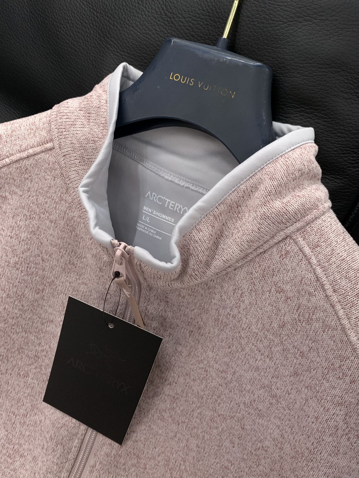 ，始祖鸟秋冬COVERT玛卡龙配色刺绣版本ARC’TERYX系列立领开衫轻量抓绒外套，针织衫毛衣夹克外套