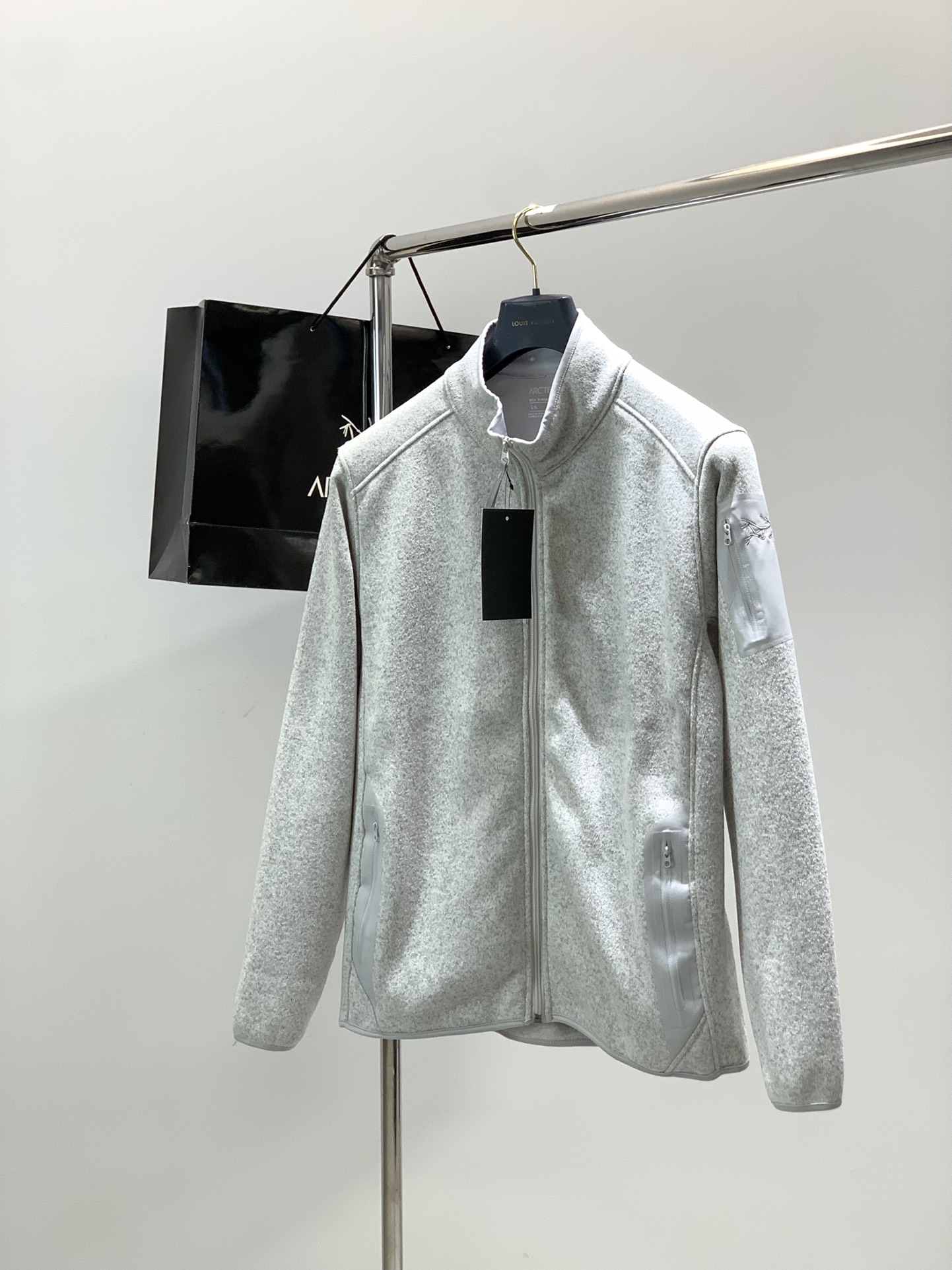 NO:656361,, Archaeopteryx autumn and winter COVERT macaron color embroidered version ARC’TERYX series stand-up collar cardigan lightweight fleece jacket, sweater jacket, sweater jacket. Very suitable for outdoor hiking or sports and leisure in autumn and winter, a must-have for daily travel!  From M1LLS, the No. 1 company in the fleece industry, the military-grade finely knitted double-knitted fleece fabric has an ultra-high warmth-to-weight ratio and is warmer than wool and cashmere. It can keep you warm even in some harsh and cold outdoor environments. It has excellent breathability and moisture absorption properties, helping you feel better dry and comfortable in various environments or sports conditions. It has multiple functions, moisture wicking, breathability and quick-drying, heat accumulation and warmth. It can be used as an all-weather thermal layer, and can also be layered, worn alone or worn outside.  It is a hollow thermal layer structure, so it is lighter and warmer than conventional fleece. It is impeccable in all aspects. These cannot be replaced by other fabrics!  It also feels very soft, fluffy and gentle, with rich and fine fleece treatment inside, which is very skin-friendly and comfortable even if it is close to the body. It has large elastic stretch on all four sides, making the upper body very comfortable and not tight, and can be easily controlled in various sports. The exquisite 3D cutting gives the clothes a Marubi fit, and a more comfortable internal space allows you to be flexible in various stretching activities, and also makes the wearing effect more excellent and crisp.  The gusseted armpit design ensures freedom of movement, and the laminated pockets are convenient for accessing essentials. It has efficient warmth and a better feel. Cutting: Standard style, spliced tailoring, free movement. The three-dimensional silicone pockets on the side of the arms, with zippered sleeve pockets, classic and fashionable. The laminated hand pockets with adhesive zippers, the full coverage hood, are comfortable and fit, adding warmth. Incorporate high-tech outdoor functions, comfort and durability!  Color Atomic Gray/Pink/Taro/Potato Light Pink Size!  S-XL S Length 65 Bust 104 Shoulder Width 43 Recommended 90-110 catties M Length 67 Bust 108 Shoulder Width 44 Recommended 110-120 L Length 69 Bust 112 Shoulder Width 45 Recommended 125-140 XL Length 71 Bust 116 Shoulder Width 46  Recommended around 145-160,arc'teryx,jackets & coats,jackets & coats,sweaters,hats,alexander wang19860909,始祖鸟秋冬COVERT玛卡龙配色刺绣版本ARC’TERYX系列立领开衫轻量抓绒外套,针织衫毛衣夹克外套. 秋冬季户外徒步或运动休闲时穿着非常得体日常出行必备！来自抓绒界NO1的M1LLS公司,军工级的精编双针织抓绒面料,有着超高的暖重比,比羊毛羊绒更暖,即使在户外一些恶劣严寒环境下也能保持温暖出色的透气和吸湿性能,帮助您在各种环境或者运动状态下都能给你更好干爽体感功能多样,吸湿排汗,透气快干,聚热保暖可作为全天候的保暖层,也可以叠穿、单穿或者外搭穿着. 它是一种中空的保暖层结构,所以要比常规的抓绒更轻更保暖,各方面都无懈可击,这些都不是其他面料能够取代的！手感也十分的柔软、蓬松,温和,内里丰盈细密的抓绒处理,就算贴身也很亲肤舒适 四面大弹力拉伸,上身非常舒适不紧绷,各种运动也可轻松驾驭 考究的3D立体裁剪,让衣服具备丸美的合身性,和更舒适的内部空间让你各种伸展活动都能灵活自如,也让穿着效果更加优秀和挺括 腋下插角布设计保证活动自如,压胶口袋方便取放必需品. 具有高效的保暖性和更佳的手感裁切:标准款式·拼接剪裁,活动自如. 手臂侧方口袋立体硅胶,带拉链袖袋,经典时尚. 压胶插手口袋带粘合拉链全覆盖风帽舒适贴合,更添暖意将高科技户外功能、舒适性和持久性融入！ 颜色原子灰/粉色/香芋色/薯光粉 尺码！S-XL S衣长65 胸围104 肩宽43 建议90-110斤左右 M 衣长67 胸围108 肩宽44 建议110-120左右 L衣长69 胸围112 肩宽45 建议125-140左右 XL 衣长71 胸围116肩宽46 建议145-160左右,arc'teryx,jackets & coats,jackets & coats,sweaters,hats,alexander wang,Men's clothing