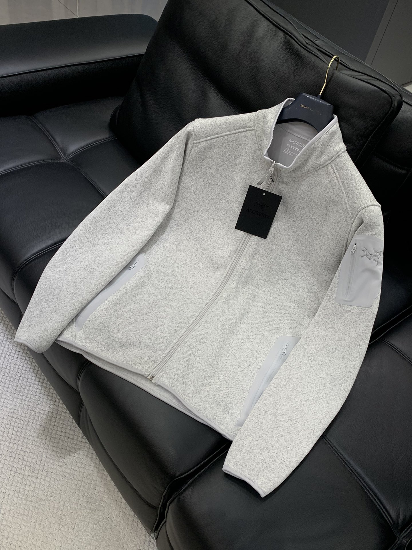 ，始祖鸟秋冬COVERT玛卡龙配色刺绣版本ARC’TERYX系列立领开衫轻量抓绒外套，针织衫毛衣夹克外套