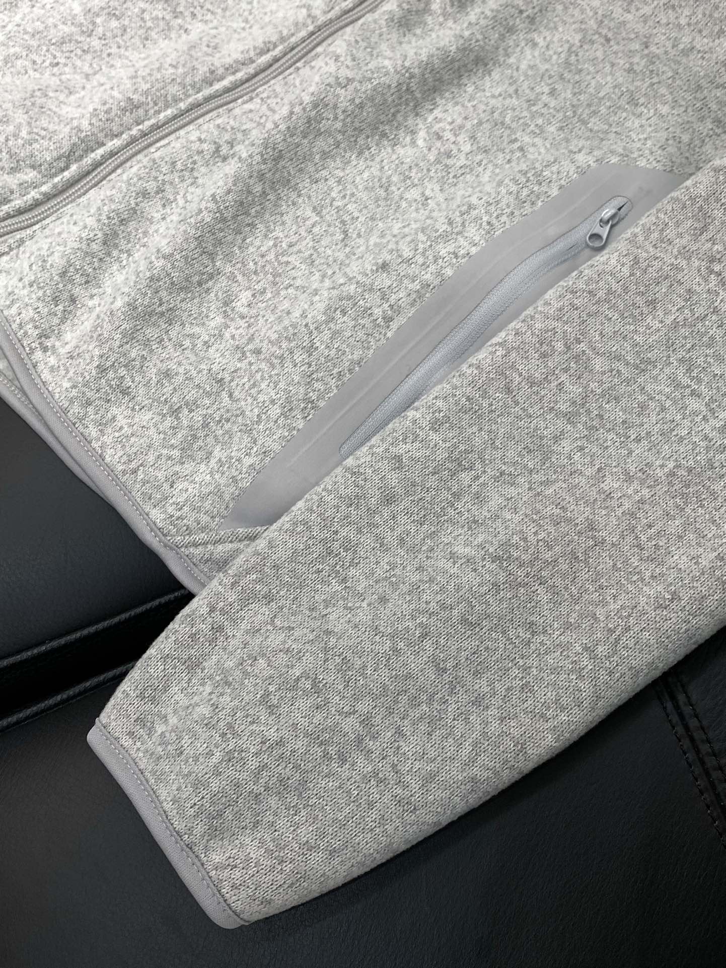 ，始祖鸟秋冬COVERT玛卡龙配色刺绣版本ARC’TERYX系列立领开衫轻量抓绒外套，针织衫毛衣夹克外套