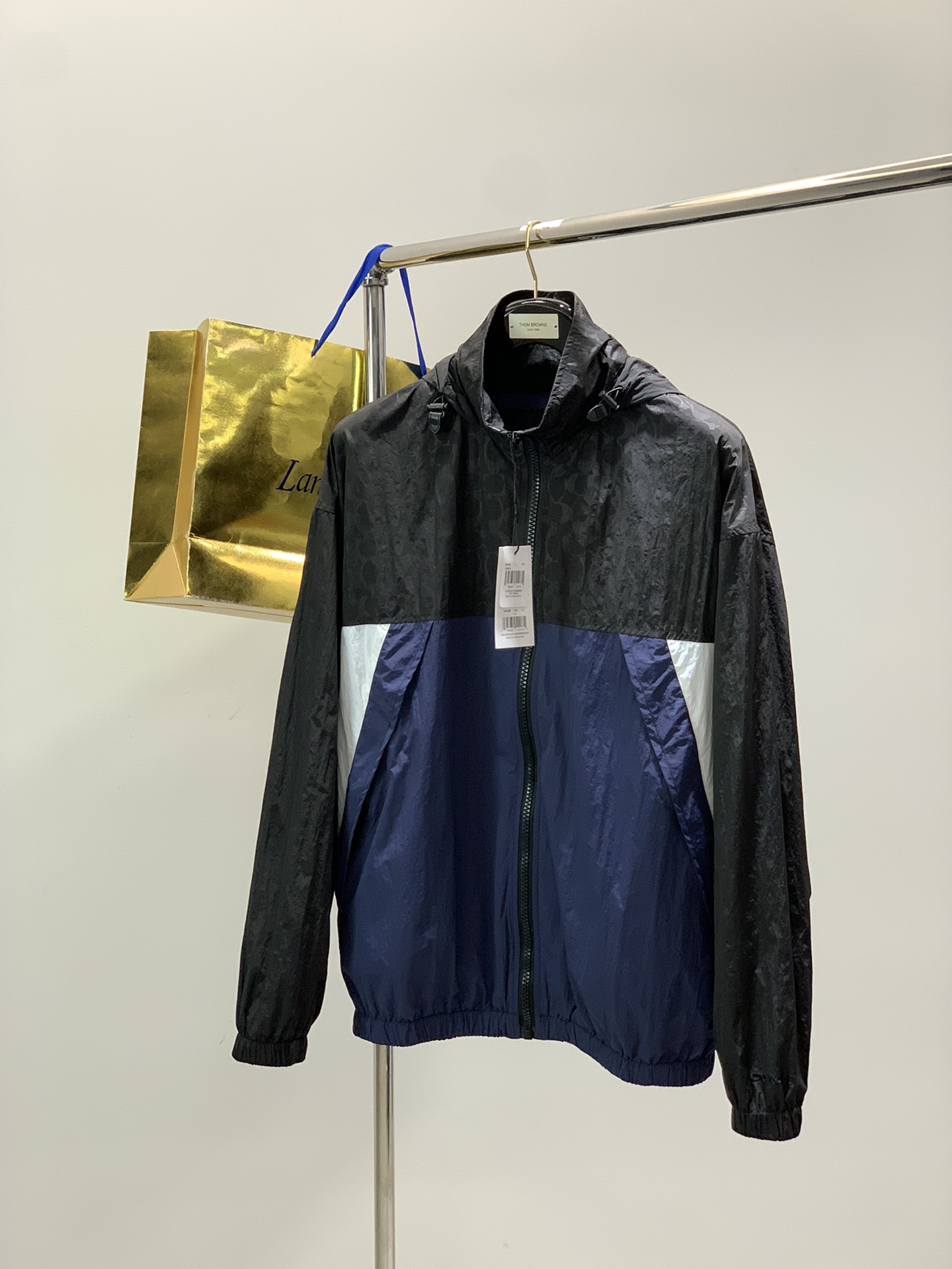 NO:606469,, COACH/Coach men's color-blocked outdoor jacket tops are casual, comfortable and high-end for commuting!  !  Product description DETAILS Description This outdoor jacket is crafted from nylon and features tonal signature patchwork details for a sophisticated heritage appeal. The jacket features zippered pockets and a hidden hood that can be unfolded or tucked into the collar, with Coach embroidery on the cuffs DETAILS DETAILS Fabric Nylon Lining Polyester Trims not included Leather details Zip closure Zipper pockets Inset hood at collar Machine washable  Color green patchwork Navy patchwork Size M-2XL M Shoulder width 58 Bust 130 Dress length 69 Recommended about 135 L Shoulder width 59 Bust 134 Dress length 71 Recommended about 160  Recommend around 210,,coach,coach,jackets & coats,jackets & coats,hats,alexander wang19860909,COACH/蔻驰男士拼色户外夹克上衣外套休闲舒适通勤高级感！！ 产品介绍 DETAILS 描述 这款户外夹克采用锦纶制作,饰有同系色的经典标志拼接细节,尽显精致的传承魅力. 该来克配有拉链袋以及可展开或塞入衣领的隐藏式风帽,袖口处点缀了Coach刺绣 DETAILS 细节 面料 锦纶 里料 聚酯纤维 不包括装饰部分 皮革细节 拉链开合 拉链袋 衣领内配有内嵌式风帽 机洗 颜色绿拼 藏青拼 尺码M-2XL M肩宽58 胸围130 衣长69 建议135左右 L 肩宽59 胸围134 衣长71 建议160左右 XL肩宽60 胸围138 衣长73 建议185左右 XXL 肩宽61 胸围142 衣长75 建议210左右,,coach,coach,jackets & coats,jackets & coats,hats,alexander wang,Men's clothing