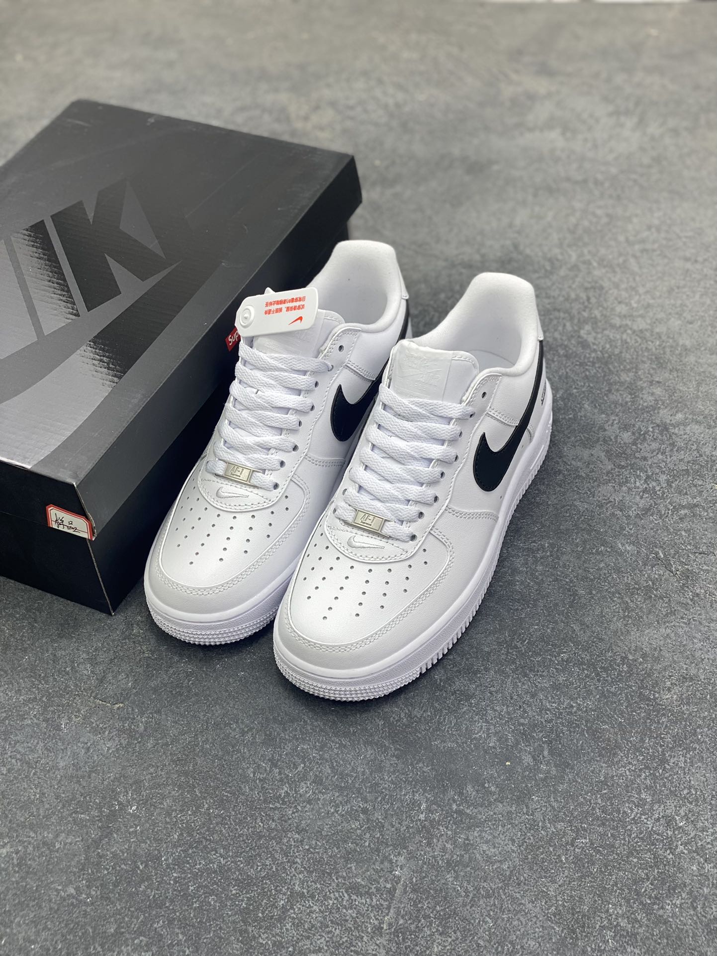 图片[8]-Nike Air Force 1 Low Supreme联名 空军一号低帮运动休闲板鞋 原楦头原纸板 打造纯正空军版型 专注外贸渠道 全掌内置蜂窝气垫 原盒配件 原厂中底钢印、拉帮完美 货号：CU9225-102 尺码：36 36.5 37.5 38 38.5 39 40 40.5 41 42 42.5 43 44 44.5 45-选品中心