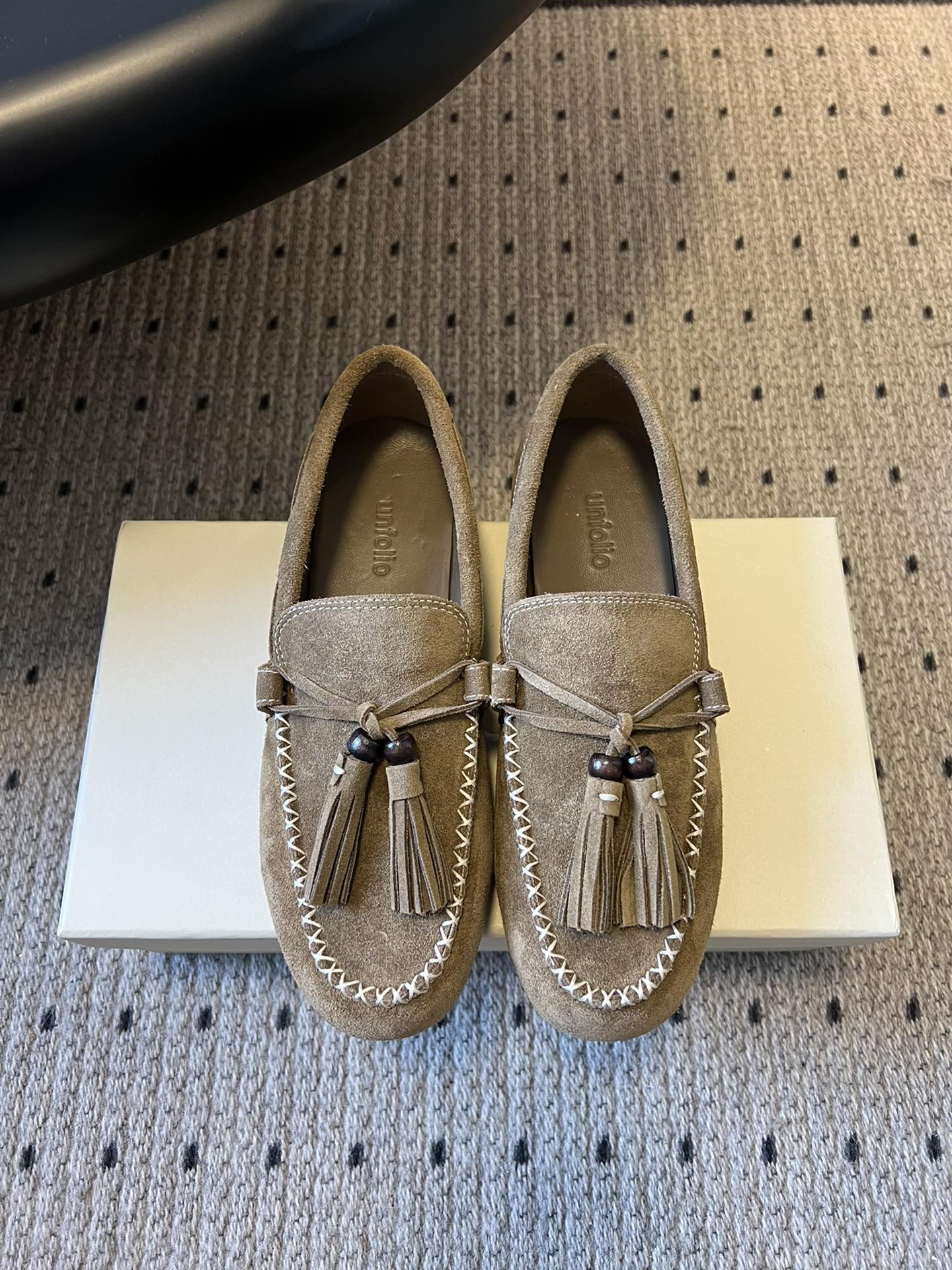 NO:630353,Unfolio retro simple tassel flat loafers are made of suede material, with a soft texture and a matte high-end feel. The design is detailed, with tassels, decorative beads and topstitching stitching on the shoe body, which is exquisite and has a retro atmosphere. The style is a slip-on loafer, which is easy to put on and take off, suitable for daily commuting or casual occasions.  The color scheme is a low-saturated brown tone, which is low-key and versatile, and can be easily integrated with different styles of wear. The shoe shape fits the foot shape, and the flat-soled design takes into account both comfort and neatness. The upper is cow suede, the lining is sheepskin, and the rubber outsole is increased by 2cm. Size: 35-41 (40.41 size customization is non-returnable), loafers, loafers, sheepskin, chamois leather19860909Unfolio 复古简约流苏平底乐福鞋 单鞋 麂皮材质,质感柔软且自带哑光高级感.设计有细节,鞋身带流苏、装饰珠和明线缝线,精致又有复古氛围.款式是套脚乐福鞋,穿脱方便,日常通勤或休闲场合都适配. 配色是低饱和的棕调色系,低调百搭,容易和不同风格的穿搭融合,鞋型贴合脚型,平底设计兼顾舒适与利落感. 鞋面牛反绒 内里羊皮 大底橡胶大底 增高2cm size :35-41码（40.41码定制不退换）,乐福鞋,loafers,sheepskin,chamois leather,Women's Shoes