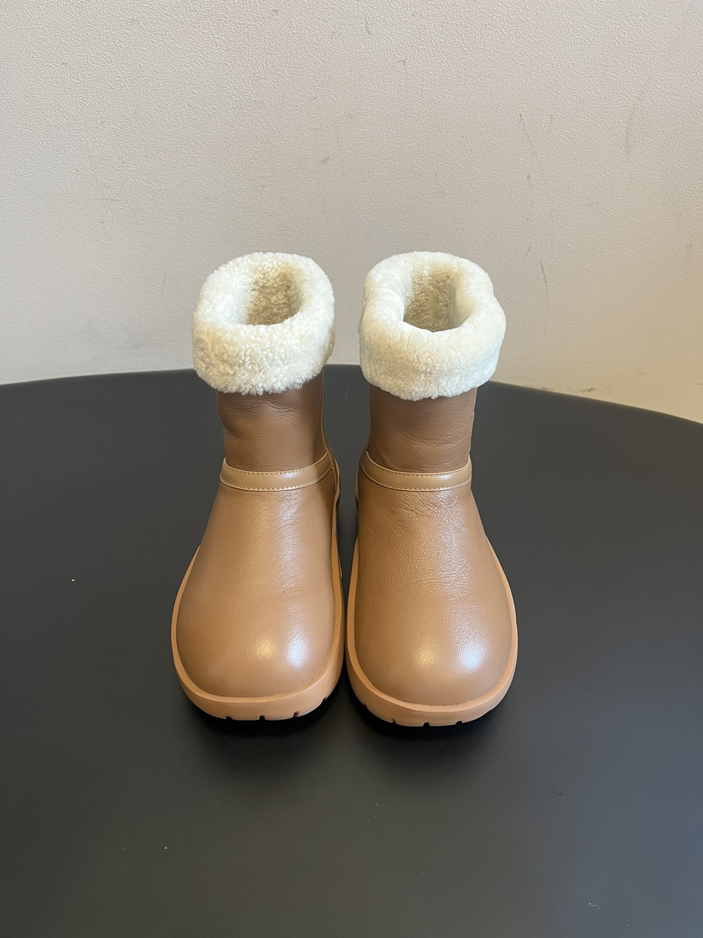 NO:615997,The top version of Bottega Venet* autumn and winter round toe plus velvet short boots, snow boots and fur boots. The boot opening and lining are made of plush material, which is suitable for low-temperature weather. The outer layer is made of leather fabric, which is waterproof and stain-resistant, and easy to clean. The thick-soled design has good cushioning when walking and is easier to wear for a long time. The low-cut style + simple design is suitable for matching pants and skirts, and the color is more everyday.  Can be paired with leggings sweatpants or corduroy pants, loose fit + short boots, comfortable and casual for daily outings. Long knitted skirt, exposed plush edge of the boot opening, gentle and autumn and winter atmosphere. Sheepskin upper, wool lining, original open-molded outsole, increased by 3.5cm, size: 35-40 (custom-made size 40 is not returnable), snow boots, bottega veneta, boots, skirts, sheepskin19860909顶级版本 Bottega Venet*秋冬款圆头加绒短靴雪地靴毛毛靴 靴口和内里有毛绒材质,适合低温天气.外层是皮质面料,防水耐脏,容易清洁.厚底设计,走路时缓冲性好,长时间穿也比较轻松.低筒款式+简约设计,搭配裤子、裙子都适配,颜色也比较日常. 可搭配束脚运动裤或灯芯绒裤,宽松版型+短靴,日常出街舒适随性.长款针织裙,露出靴口毛绒边,温柔又有秋冬氛围. 鞋面羊皮 内里羊毛 大底原版开模大底 增高3.5cm size :35-40码（40码定制不退换）,雪地靴,bottega veneta,boots,skirts,sheepskin,Women's Shoes