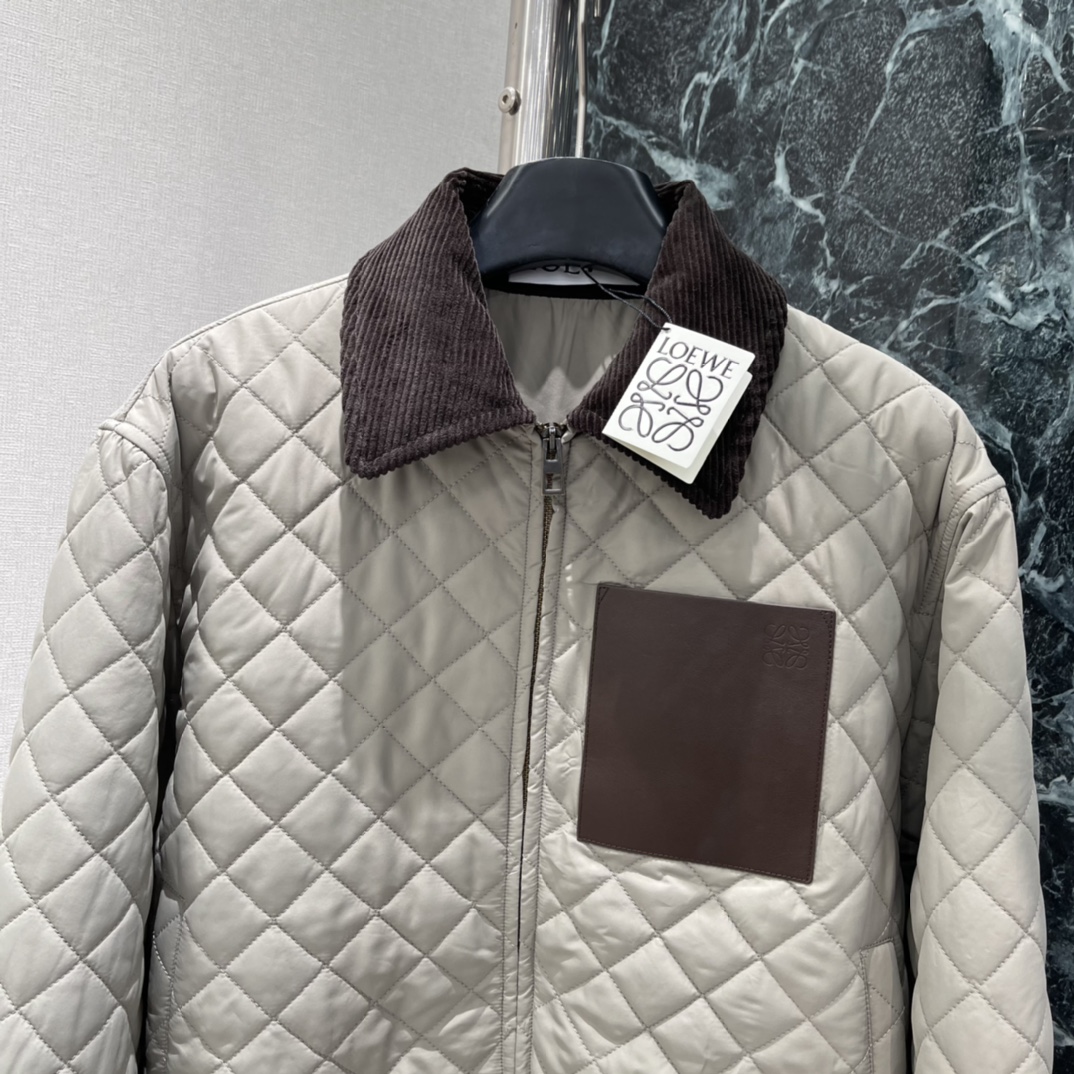 罗意威 25秋冬新款 菱格绗缝棉服 深棕灯芯绒翻领和袖口，复古感满满!胸前皮质贴袋超有层次，短款版型利落