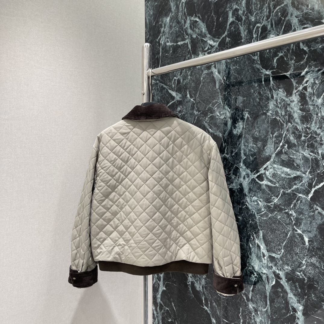 罗意威 25秋冬新款 菱格绗缝棉服 深棕灯芯绒翻领和袖口，复古感满满!胸前皮质贴袋超有层次，短款版型利落