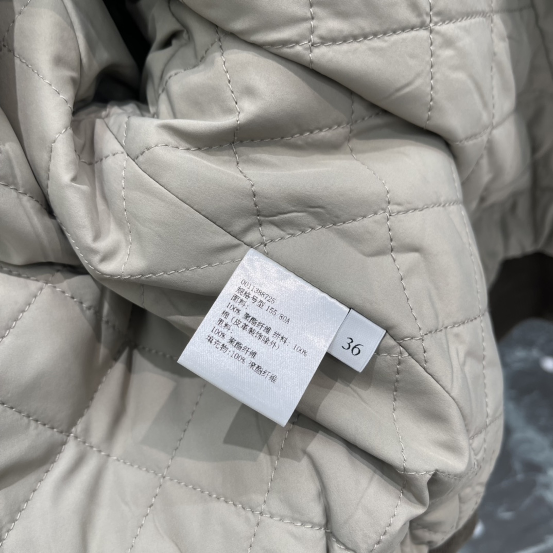 罗意威 25秋冬新款 菱格绗缝棉服 深棕灯芯绒翻领和袖口，复古感满满!胸前皮质贴袋超有层次，短款版型利落