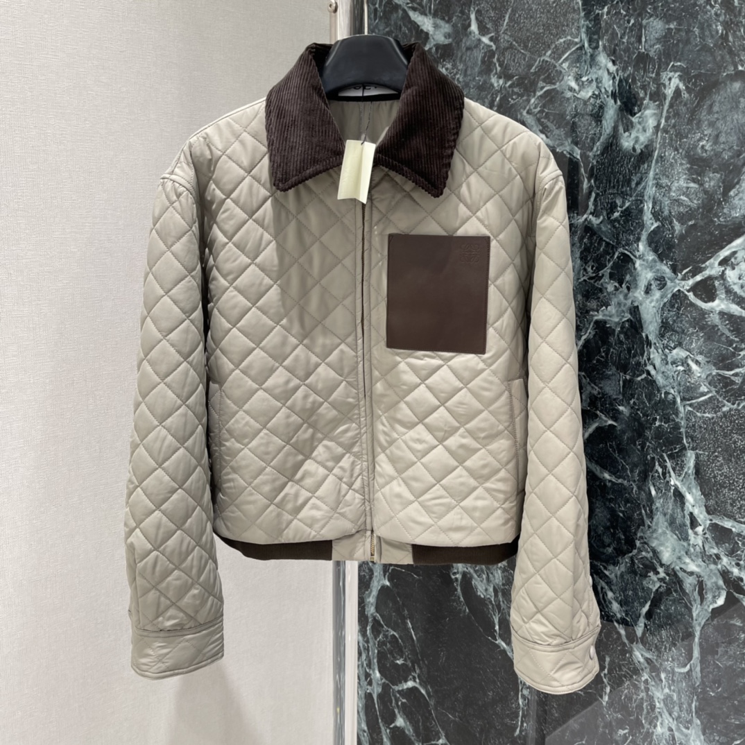 罗意威 25秋冬新款 菱格绗缝棉服 深棕灯芯绒翻领和袖口，复古感满满!胸前皮质贴袋超有层次，短款版型利落