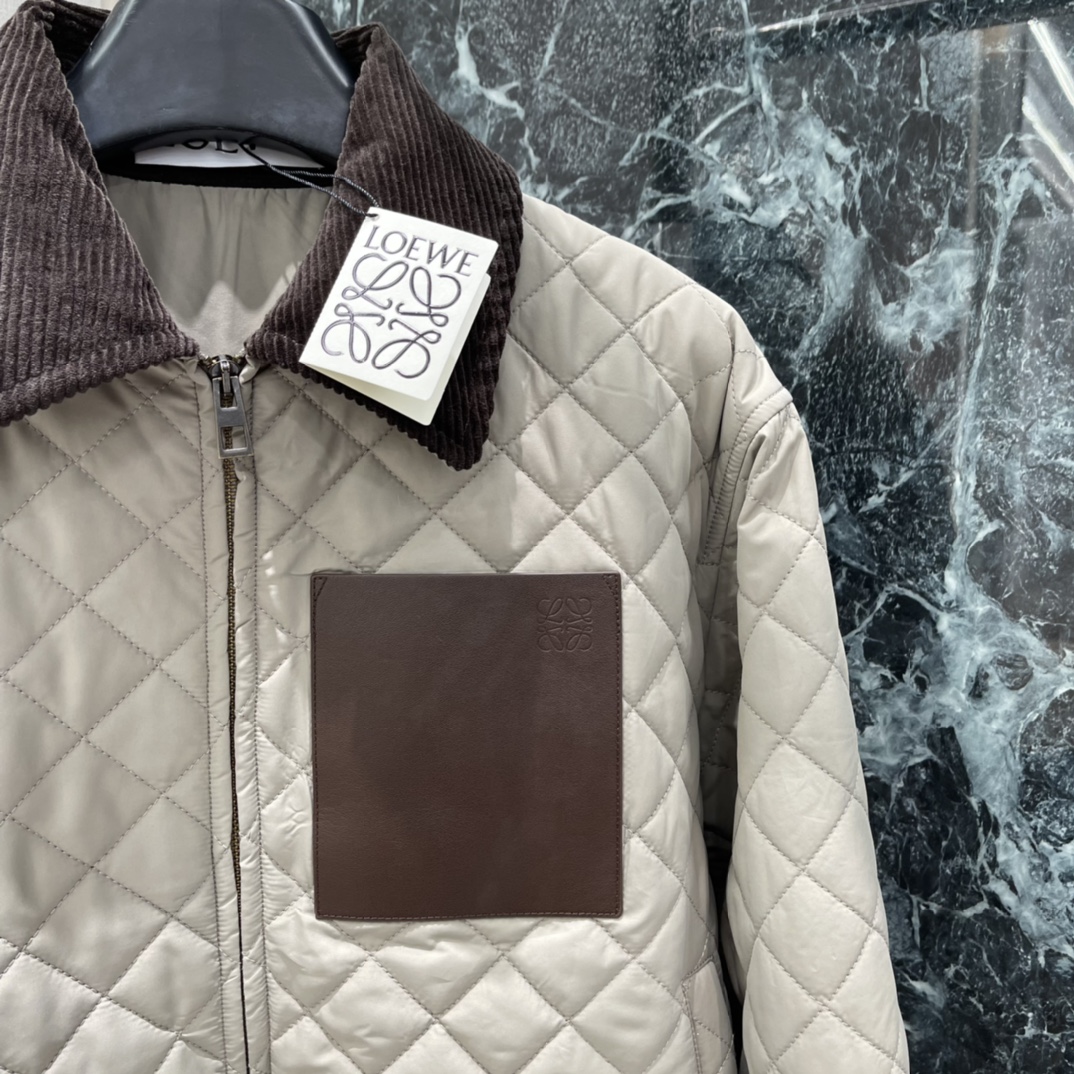 罗意威 25秋冬新款 菱格绗缝棉服 深棕灯芯绒翻领和袖口，复古感满满!胸前皮质贴袋超有层次，短款版型利落