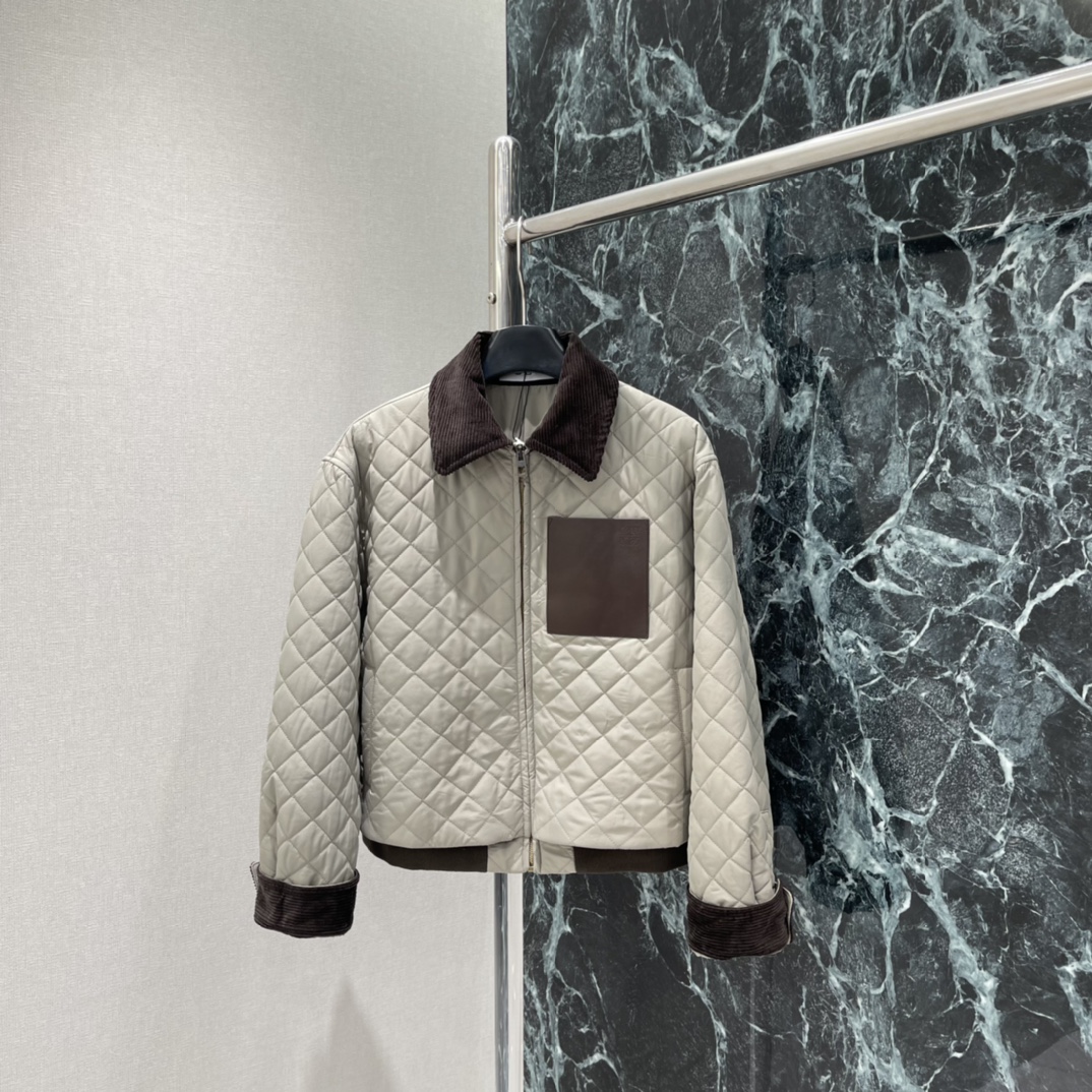 罗意威 25秋冬新款 菱格绗缝棉服 深棕灯芯绒翻领和袖口，复古感满满!胸前皮质贴袋超有层次，短款版型利落