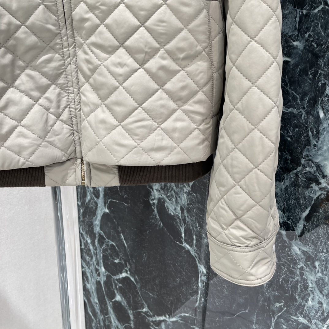 罗意威 25秋冬新款 菱格绗缝棉服 深棕灯芯绒翻领和袖口，复古感满满!胸前皮质贴袋超有层次，短款版型利落