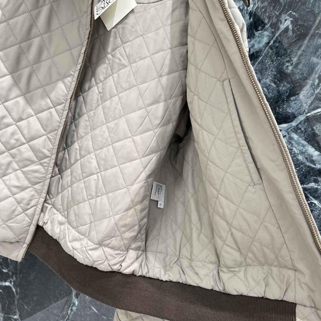 罗意威 25秋冬新款 菱格绗缝棉服 深棕灯芯绒翻领和袖口，复古感满满!胸前皮质贴袋超有层次，短款版型利落