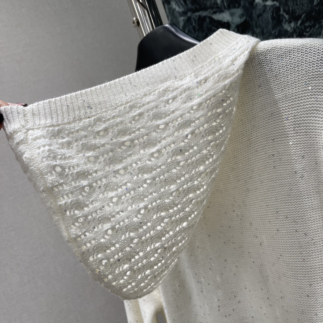 brunellocucinelli 25秋冬新款 亮片连帽针织上衣 休闲感满满，亮片点缀让整体更有层次感