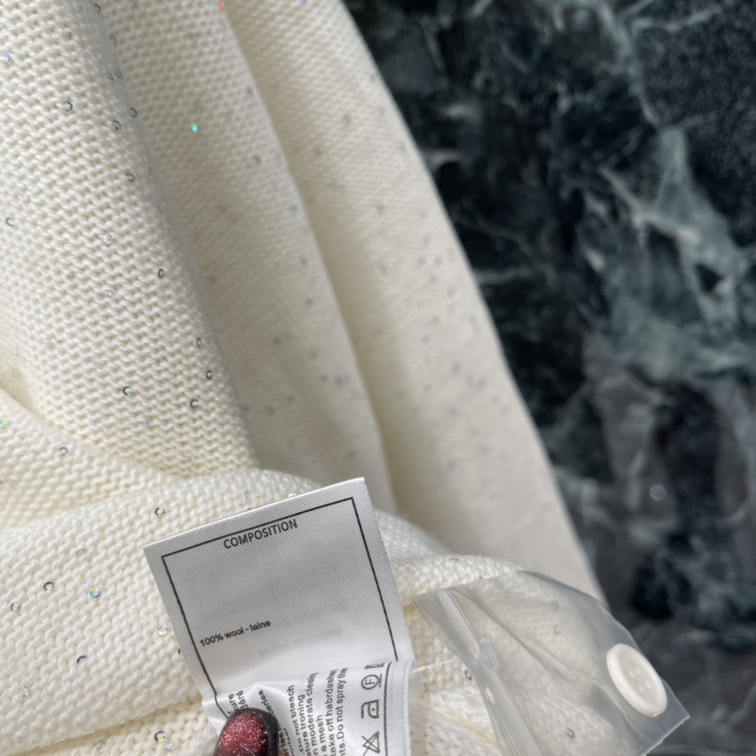 brunellocucinelli 25秋冬新款 亮片连帽针织上衣 休闲感满满，亮片点缀让整体更有层次感