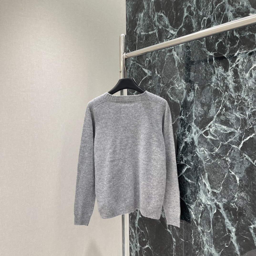 拉夫 25秋冬新款 圆领套头毛衣 左胸经典小马刺绣 品牌感满满 宽松版型，适合多种身材。粉色温柔复古 随