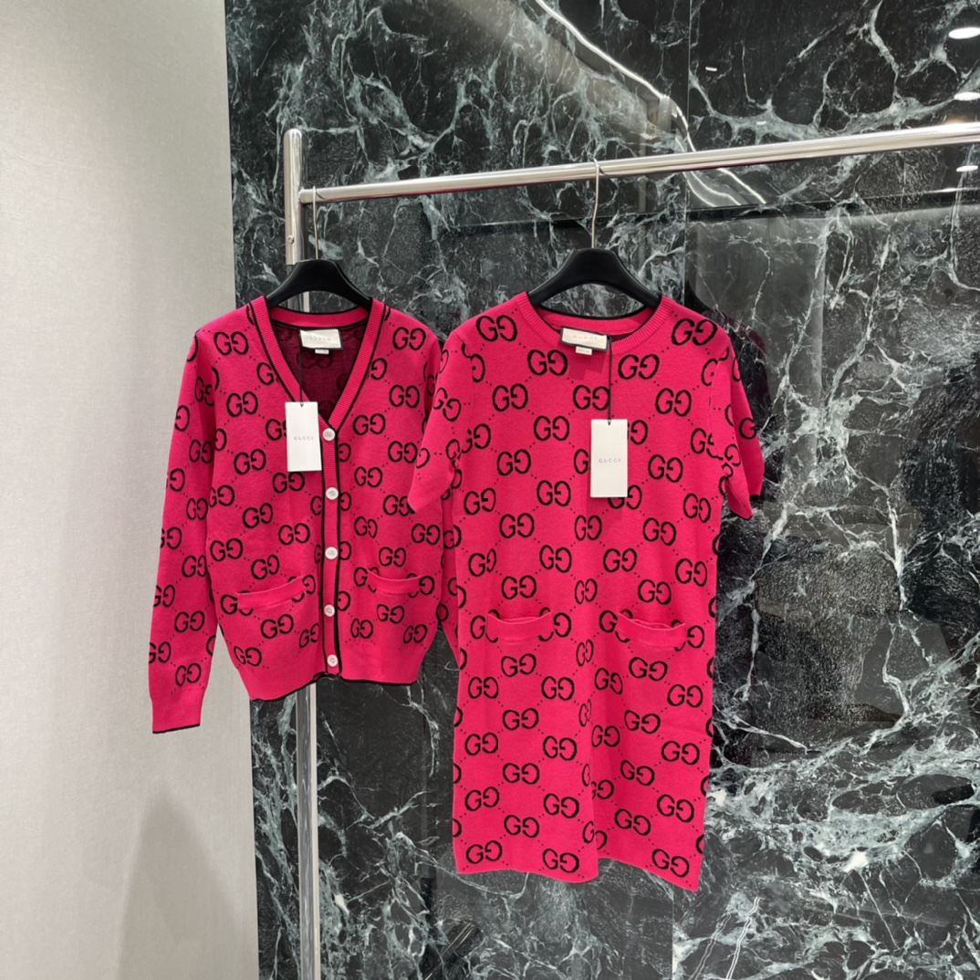 G家 25秋冬新款 提花针织连衣裙 亮眼玫粉色超吸睛!经典双G提花图案辨识度满分计 短袖圆领设计简约大方