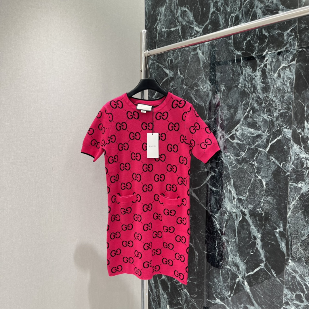 G家 25秋冬新款 提花针织连衣裙 亮眼玫粉色超吸睛!经典双G提花图案辨识度满分计 短袖圆领设计简约大方