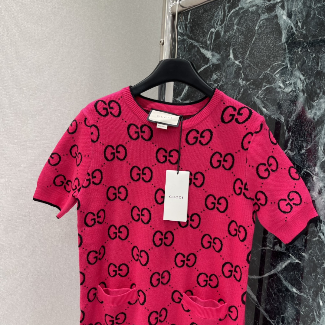 G家 25秋冬新款 提花针织连衣裙 亮眼玫粉色超吸睛!经典双G提花图案辨识度满分计 短袖圆领设计简约大方