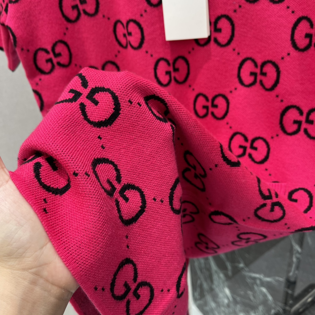 G家 25秋冬新款 提花针织连衣裙 亮眼玫粉色超吸睛!经典双G提花图案辨识度满分计 短袖圆领设计简约大方