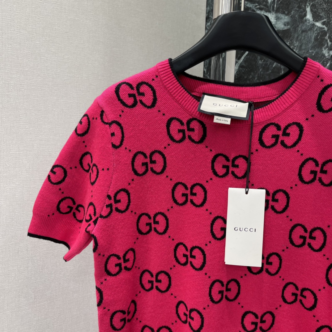 G家 25秋冬新款 提花针织连衣裙 亮眼玫粉色超吸睛!经典双G提花图案辨识度满分计 短袖圆领设计简约大方