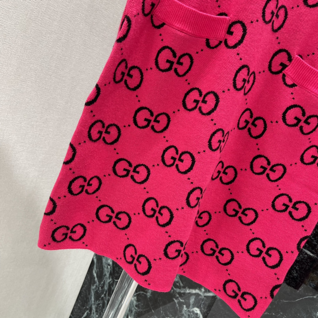 G家 25秋冬新款 提花针织连衣裙 亮眼玫粉色超吸睛!经典双G提花图案辨识度满分计 短袖圆领设计简约大方