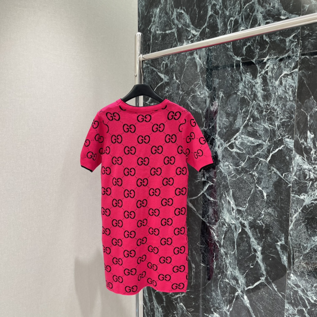 G家 25秋冬新款 提花针织连衣裙 亮眼玫粉色超吸睛!经典双G提花图案辨识度满分计 短袖圆领设计简约大方