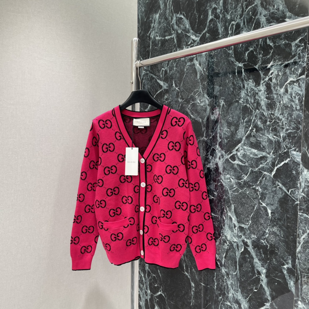 G家 25秋冬新款 提花针织开衫 玫粉色超显气质 黑色双G字母交织，辨识度满分!V领+纽扣设计，穿脱方便