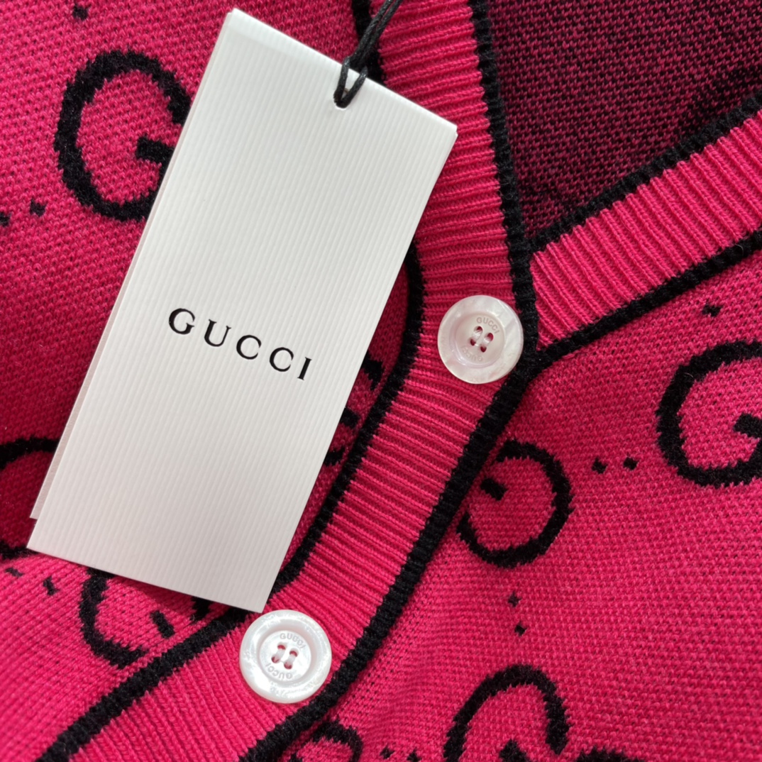 G家 25秋冬新款 提花针织开衫 玫粉色超显气质 黑色双G字母交织，辨识度满分!V领+纽扣设计，穿脱方便