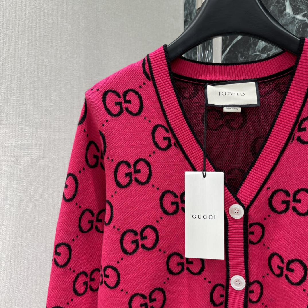 G家 25秋冬新款 提花针织开衫 玫粉色超显气质 黑色双G字母交织，辨识度满分!V领+纽扣设计，穿脱方便