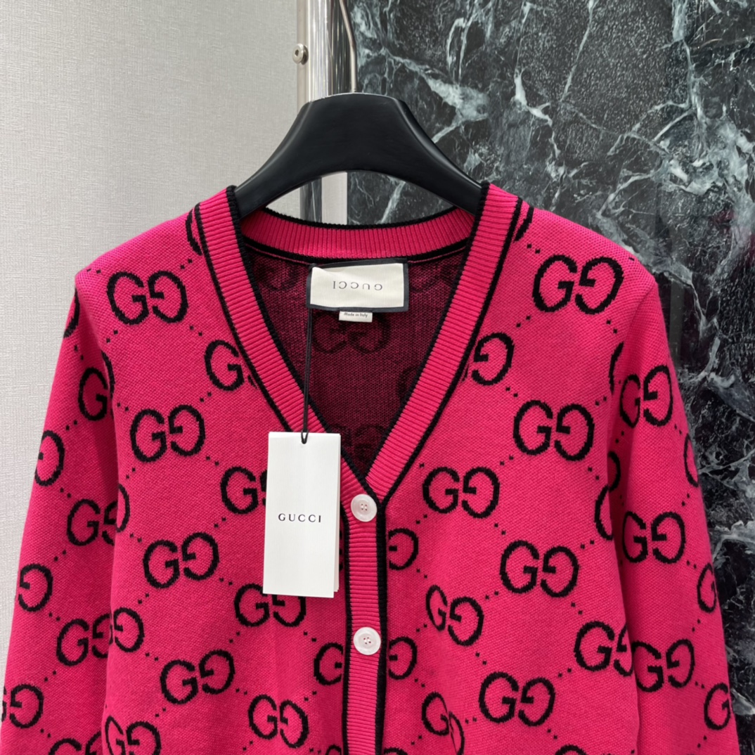 G家 25秋冬新款 提花针织开衫 玫粉色超显气质 黑色双G字母交织，辨识度满分!V领+纽扣设计，穿脱方便