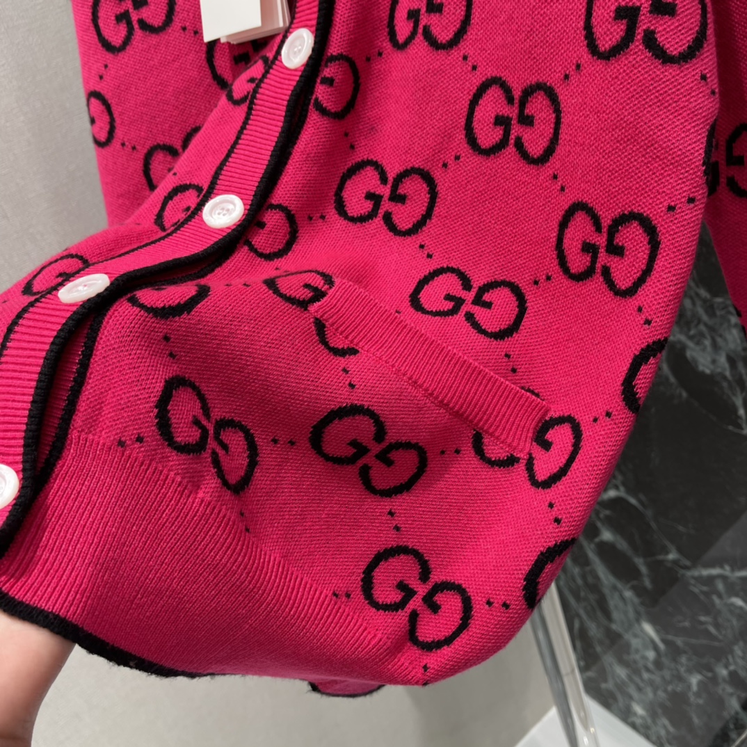 G家 25秋冬新款 提花针织开衫 玫粉色超显气质 黑色双G字母交织，辨识度满分!V领+纽扣设计，穿脱方便